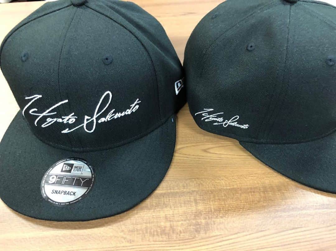 元木大介のインスタグラム：「new ERA 坂本勇人モデル🧢 カッコイイ！ プレゼントされました〜〜 ありがとうハヤト〜〜👍✨ #元木の一言  #元木大介 #日本 #japan #プロ野球 #野球 #読売ジャイアンツ #ジャイアンツ #巨人 #giants #baseball #newera #neweracap #坂本勇人 選手」