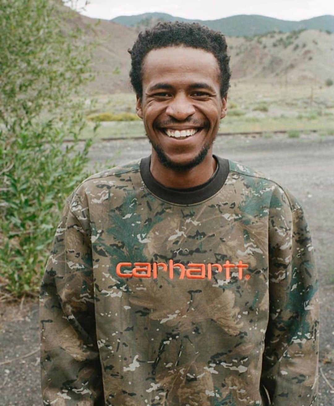 カーハートのインスタグラム：「Beyond.  Shot in Colorado by New York-based photographer @petersutherland, Carhartt WIP latest editorial spotlights the functional, outdoor-inspired elements of the Fall/Winter 2020 collection.  Photo: @petersutherland  Styling: @maia_ruth_lee  Models: Kipp Harrison & Maxine Eurich.  #CarharttWIP」