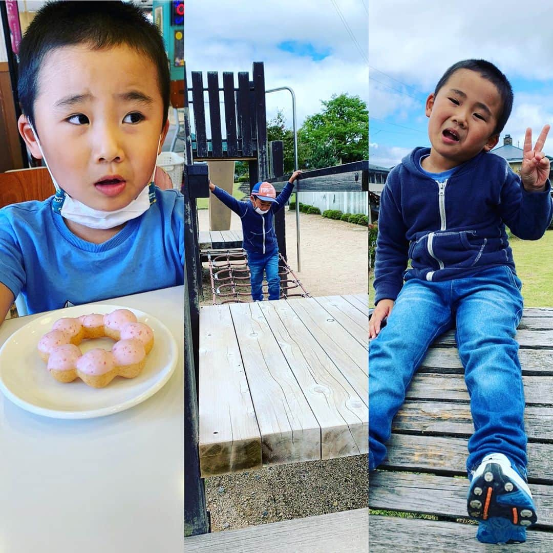 都竹悦子さんのインスタグラム写真 - (都竹悦子Instagram)「幼稚園運動会の振替休日。  小学生の娘が登校した後、久しぶりに「おかあさんとそういちろうの日」。 コロナ禍の中では遠出などはなかなかできないけど、「そういちろうがおかあさんとやりたいこと」を一日実現。  行ったことがなかった初めての公園に行く。 大好きなドーナツを買って食べる。  日常の一コマ一コマを大切に過ごした一日となりました。  「子供達とお母さん」で過ごすことは多くても、 一対一の触れ合いがなかなか持てないので、 ずっと以前から幼稚園をお休みしてでも すずとおかあさんの日 そういちろうとおかあさんの日 を作るようにしています。  やっぱりいいものだなぁ。 個性や成長に改めてハッと気付かされる瞬間が多々ありました。  今度の土曜日は小学校の運動会！月曜は小学校の振替休日がやってくるので、その日には娘とお母さんの日を作る予定でいます。  #楽しかったね　#いっぱい笑った　#母子の時間　#4歳9ヶ月 #愛おしくて　#毎日が　#宝物　#とはいえ　#明朝は　#歯医者さんの予約が入ってますよ #前回は　#口の中を触られるのに慣れず　#吐いてしまった息子　#明日の予約は　#朝ごはん抜きで来てくださいねと言われたよ　#ガンバレ　#虫歯予防　#これからはもっと丁寧に磨こうね　#ごめんね　#仕上げ磨きが甘かった　#母ちゃんのせいです涙」9月28日 18時44分 - etsukotsuzuku