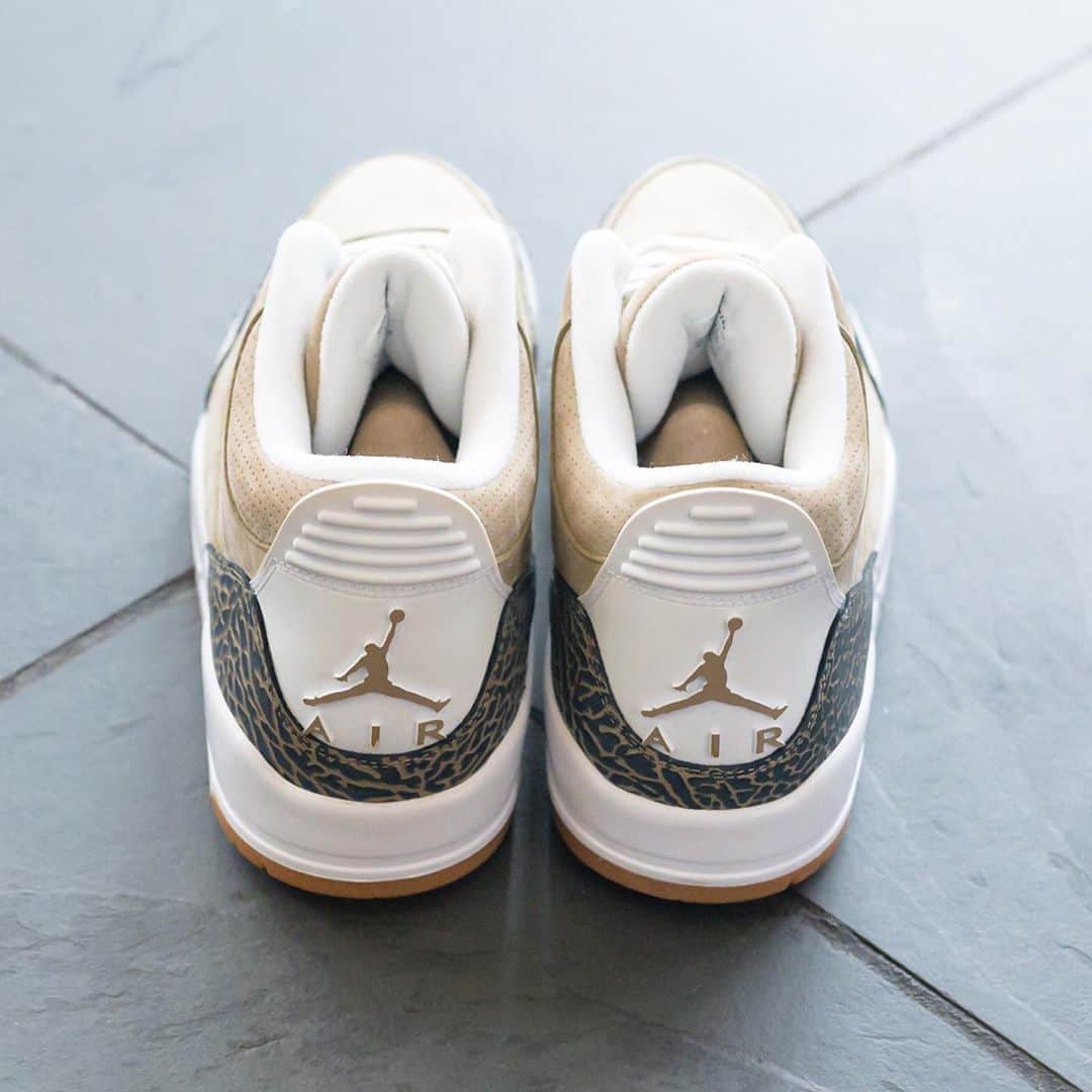 HYPEBEASTさんのインスタグラム写真 - (HYPEBEASTInstagram)「@hypebeastkicks: Take a closer look at the ultra-rare Air Jordan 3 "Denim" and "Khaki" samples. Originally crafted by @jumpman23 roughly seven years ago, the 1-of-3 samples were created to test out how different types of materials would hold up on the silhouette and never intended for a retail release. “Denim” uses a richly-textured navy denim for its upper, with contrasting tan stitching, a tan Jumpman embroidered on the tongue and a tan heel tab. In contrast, “Khaki” uses a supple tan suede for its upper with blue Jumpman graphics on both the tongue and white heel tab. Similarities are provided by khaki and navy elephant print mudguards, white midsoles and gum outsoles. ⁠⠀ Photo: @englishsole」9月28日 18時57分 - hypebeast