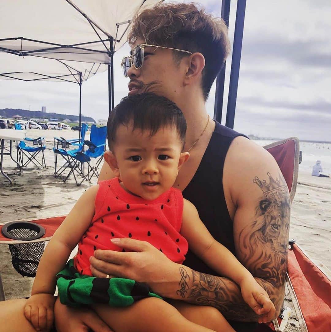 彫師美漸のインスタグラム：「@kazuto_ioka_official ・ これから先、子供たちにとってタトゥーが当たり前の世の中になる ・ "良いもの"として「刺青・タトゥー」を伝えていきたい ・ 一人一人の行動が大事 ・ タトゥーを入れて悪い事してる奴ら撲滅👎 ・ ・ 井岡くんの様な素晴らしい人、表に出ている人、のおかげで世の中のタトゥーに対する印象が変わる🙏 ・ ・ ・ 井岡くんの子供可愛すぎ👶♡ ・ #井岡一翔　#ボクシング　#boxing #刺青 #彫師 #美漸 #彫師美漸 #海老名 #中目黒 #タトゥー #東京タトゥー #tokyo #tattoo #art #fashion #bizenart #bizen #문신　#Bizentattoo  #tattooer #tattooist #tattooartist #tattooart #tattooshop #japanesetattoo」