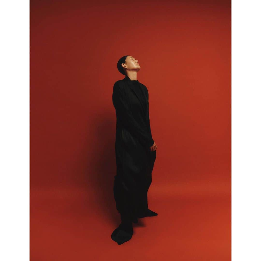 EZさんのインスタグラム写真 - (EZInstagram)「me in @ellekorea with @hyemi.lee_ @parkjongha @choi.cey @hh3116 ❤️🖤❤️🖤」9月28日 18時51分 - ez_ez_ez_