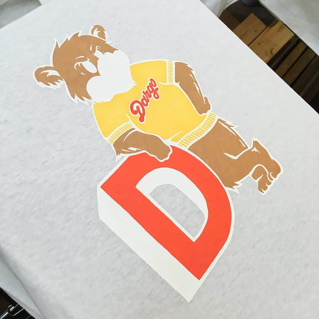 DARGO T-shirt &Sign Artさんのインスタグラム写真 - (DARGO T-shirt &Sign ArtInstagram)「DARGO Hand Screen Printed T-shirt 　 DARGOでは昔ながらのアメリカンT-shirtの雰囲気を表現するために、熊本市内の専用スタジオにて、シルクスクリーンを使い、1枚1枚心を込めて手刷りでプリントしています。 ------------------------- #dargojapan #dargo2020aw #kumamoto #kumamotocity #vintagestyle #californiastyle  #BASEec #熊本 #熊本市 #熊本tシャツ #アメカジ #アメカジコーデ #ダーゴ #カリフォルニア #tシャツ #シルクスクリーン #手刷り #手刷りプリント」9月28日 18時53分 - dargo_japan