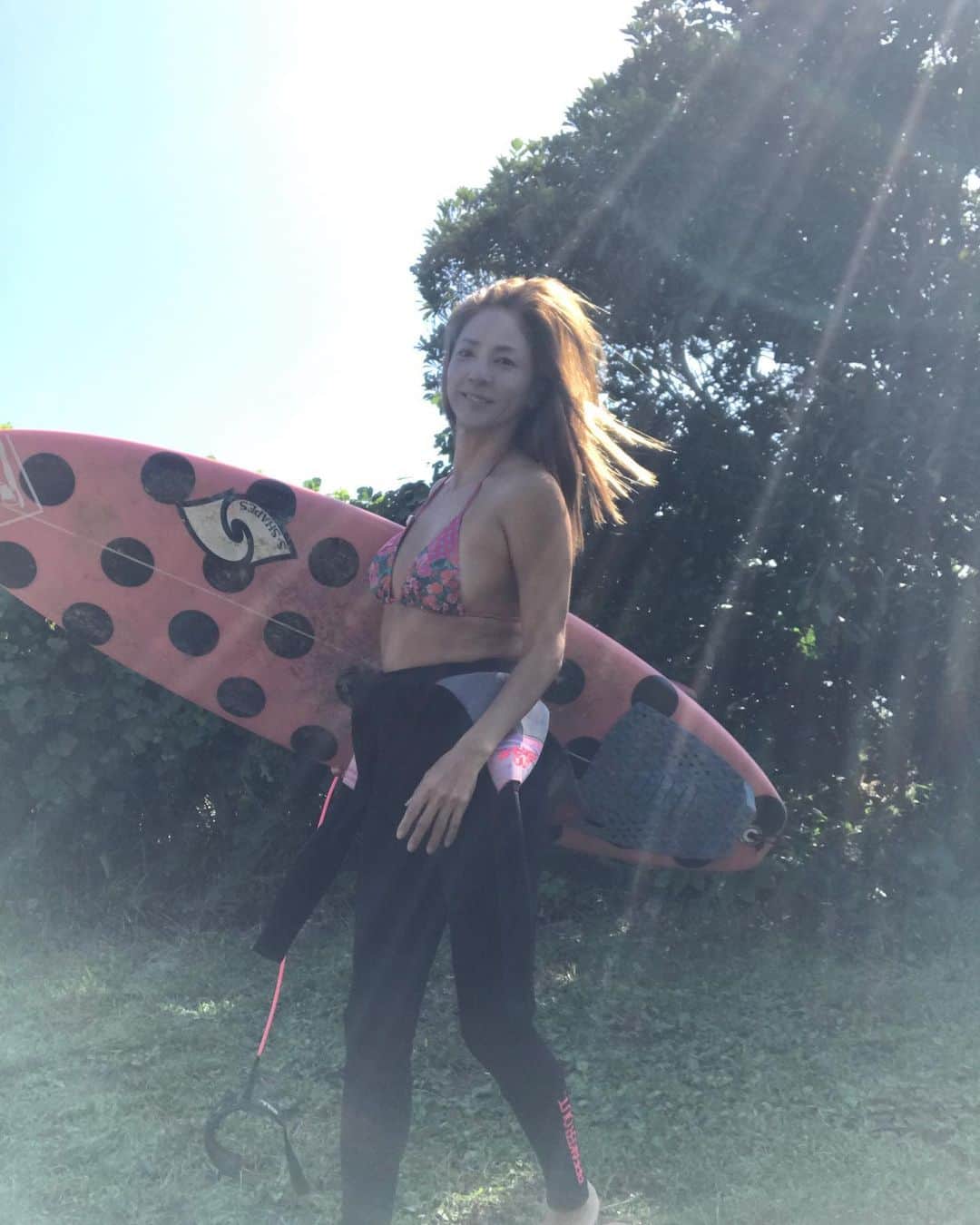 HARUKO（真木明子）さんのインスタグラム写真 - (HARUKO（真木明子）Instagram)「水着 de サーフィン🏄‍♀️は. 終わったのか？😭😭😭. . 去年は、10月出来た日があったんだよなぁ。たしか. . フルスーツだと暑くてスプリングは凍えていたよ🥶. . #光のシャワー#サーフィン大好き#happytime」9月28日 18時55分 - haruko227