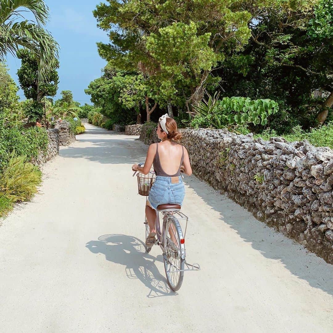 kazumi_rippleのインスタグラム：「・ ・ こんなに汗だくになりながら自転車乗ったのは 初めてかも🚲 汗で背中テッカテカ🙈 なつのおもいで♡ ・ ・ ・ 📍竹富島」