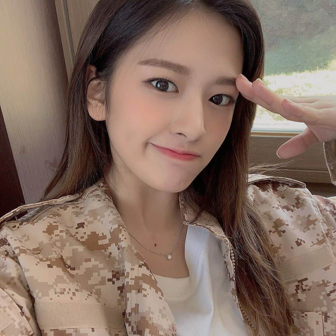 IZ*ONEさんのインスタグラム写真 - (IZ*ONEInstagram)「아이즈원 츄😘 수요일에 만나용 빵야빵야  IZ*ONE CHU😘 水曜日に会いましょう  #유진 #ユジン #IZONE #아이즈원 #アイズワン」9月28日 18時59分 - official_izone