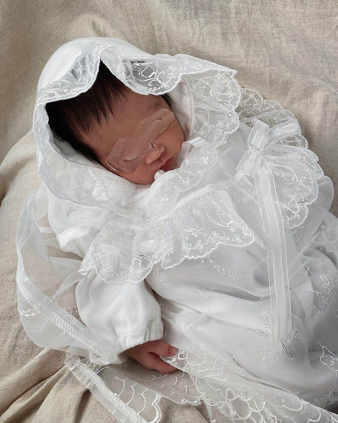 目見田早弥子のインスタグラム：「| Our little girl has arrived!🕊🤍 ⠀ 9/9に予定日より約１ヶ月早く女の子を出産しました。 早産だったのでGCUに入院していましたが 無事に退院し、家族のもとへ帰ってきてくれました🌿 長女も妹が可愛くて仕方ないようで大喜びです。 まだ夫は次女に会えていないので 早く抱っこさせてあげたいです👏🏻 ⠀ 応援してくださった方、本当にありがとうございました🌷 ⠀ ⠀ 以下は興味のある方だけ読んでいただければと思います😌 いろんなことがあったので 軽くですがお産の流れを書いておきます💭 ⠀ 9/30に帝王切開の予定だったのですが (予定日は10/12でした✐) 9/4の健診の時からお腹が張りやすいのと 張った時に痛みがあると先生に相談して 張り止めのお薬を出してもらっていましたが 9/6にお腹の張りと痛み＋出血があり、 張り止めを飲んでも張りと痛みがおさまらなかったので 産む予定だった産院で診てもらいました。 張り、痛み、出血に加え 子宮頸管が2日間で急激に短くなっているとのことで 切迫早産だと診断されましたが この産院では早産児がみれないため 大きな病院へ救急車で搬送され(人生で初めて乗りました) そのままMFICUに入院しました。 その日のうちに緊急帝王切開になりかけたのですが いろいろあり..張り止めを点滴して もつところまで頑張ろうということに。 夜になると張りと痛みが強まるので、 点滴の量を増やしてもらっていました。 9/8に点滴を抜いて様子を見ていましたが やはり夜の張りと痛みが強く出血も鮮血になったため 内診してもらったところ、 子宮口も3cmまで開いていたので 日付を越え9/9になってすぐに緊急帝王切開しました。 私自身の産後の体調は 特に問題もなく予定通りの日程で退院できました。 回復も長女の時より早いように思います、元気です☺️ 手術自体は、赤ちゃんを取り出してからその後５時間くらい ずっと息苦しくてかなり辛かったです.. だけど足はすぐに動くようになったな、そういえば💭 詳細を残そうと思うとかなーり長くなるので またどこかで記録できたらと思います！ ⠀ うちの娘たちは二人とも緊急帝王切開で😂😂 大変だったけどその思い出も今となっては愛おしいです👌🏻 次女の産後直後はもう二度と無理！と思ってましたが もう大変さも辛さも吹っ飛んで忘れました😧🤣👏🏻 今は子供達の健やかな成長を願って、 精一杯愛情を注ぐのみだと思っています✨ ⠀ ここまで読んで下さった方、ありがとうございました🍑」
