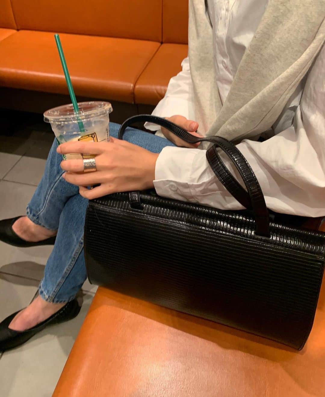のインスタグラム：「デニムにかっちりbagのバランスかわいい🤍✨ @trifle_official  #ootd#trifle#puu_fashion」