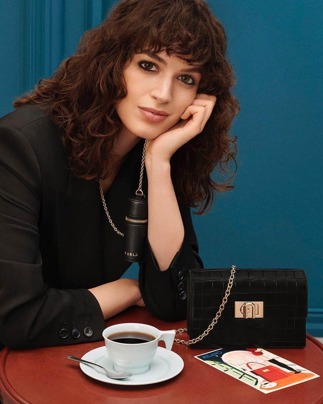 フルラのインスタグラム：「When a glance is all it takes: @gretaferro finds romance in the FW20 campaign with the Furla 1927 Mini Crossbody .  #thefurlasociety #furlafeeling #newcollection #furla #accessories #fashion」