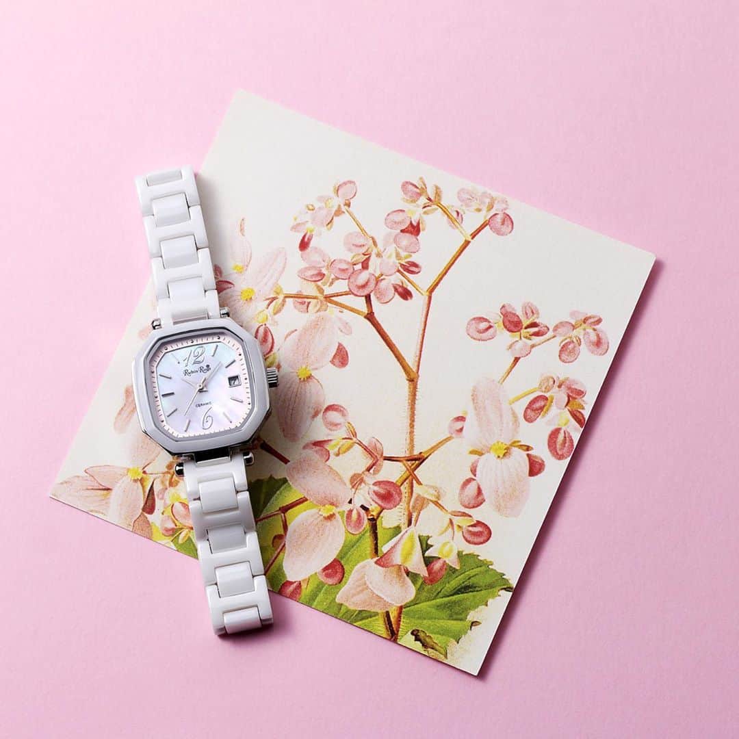 ルビンローザのインスタグラム：「秋の新作時計🌹セラミック素材のR311【CORNICE】シリーズから淡いピンクのマザーオブパールの文字盤が華やかなR311SPKMOP✨  時はあっという間に過ぎてしまうけれど、振り返ればそれは、膨大な数の、きらめく一瞬一瞬の蓄積。どの時間も、大切な宝物です✨✨✨   @rubinrosa_japan #rubinrosa #ルビンローザ #心躍る時が羽ばたきますよう　#thankyousomuch」