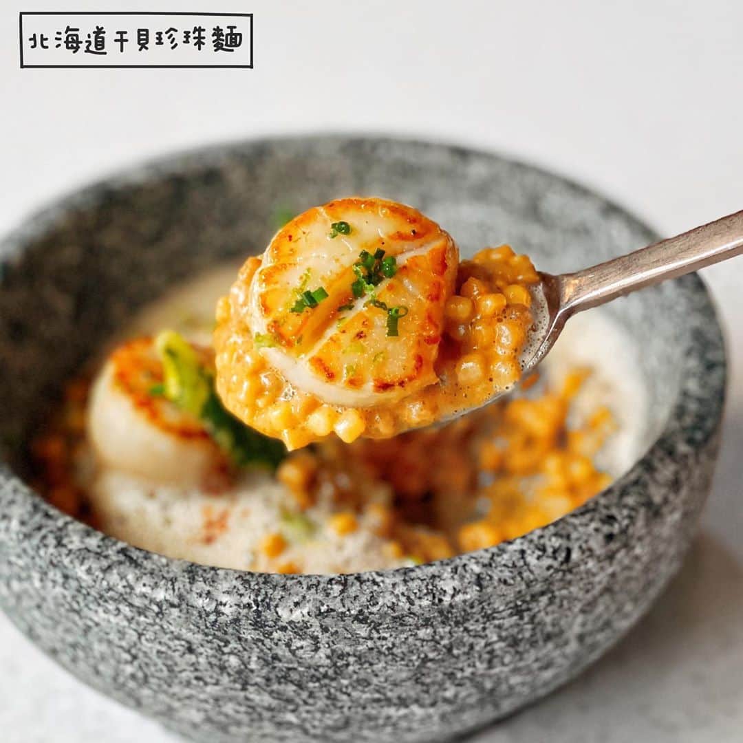 4foodie, for foodieさんのインスタグラム写真 - (4foodie, for foodieInstagram)「📍️Taipei, Taiwan T.R Bar & Kitchen / 以下餐點及價位 塞拉諾火腿 $550 美味程度：🌕🌕🌕🌕🌑 💡補充💡這披薩的起司真的有狂🤣搭配蕃茄、塞拉諾火腿、芝麻葉，整體吃起來不油膩，餅皮外酥內軟🍕👍🏻 爆米花濃湯 $380 美味程度：🌕🌕🌕🌕🌑 💡補充💡濃湯以新鮮玉米粒與洋蔥熬煮，口味濃郁帶有濃厚的玉米甜味，個人蠻喜歡的🌽再加上爆米花，綜合新穎！ 北海道干貝珍珠麵 $880 美味程度：🌕🌕🌕🌕🌑 💡補充💡以北海道干貝搭配義式珍珠麵、海膽醬、炸紫蘇與芥末，口味豐富，干貝煎得鮮美多汁👌🏻 鴨胸 $1280  美味程度：🌕🌕🌕🌕🌑 💡補充💡選用澳洲鴨胸低溫舒肥，先煎後烤，肉質鮮嫩，鴨皮爽脆，旁邊搭配紫甘藍菜、德式酸菜與蘋果，整體清爽不油膩🦆 整體 環境衛生：🌕🌕🌕🌕🌕 服務態度：🌕🌕🌕🌕🌕 再訪意願：🌕🌕🌕🌕🌗 🗺台北市中山區植福路200號 🚇捷運劍南路站3號出口 ☎(02)3518-7777 ⏰6:30-21:30 🍽2020.09.16到訪 #4foodie #4foodie劍南路站 #台北美食 #大直英迪格 #大直美食 #hotelindigotaipeinorth #TRBarandkitchen  #taipei #4foodieintaipei #4foodieforfoodie」9月28日 19時04分 - 4foodie
