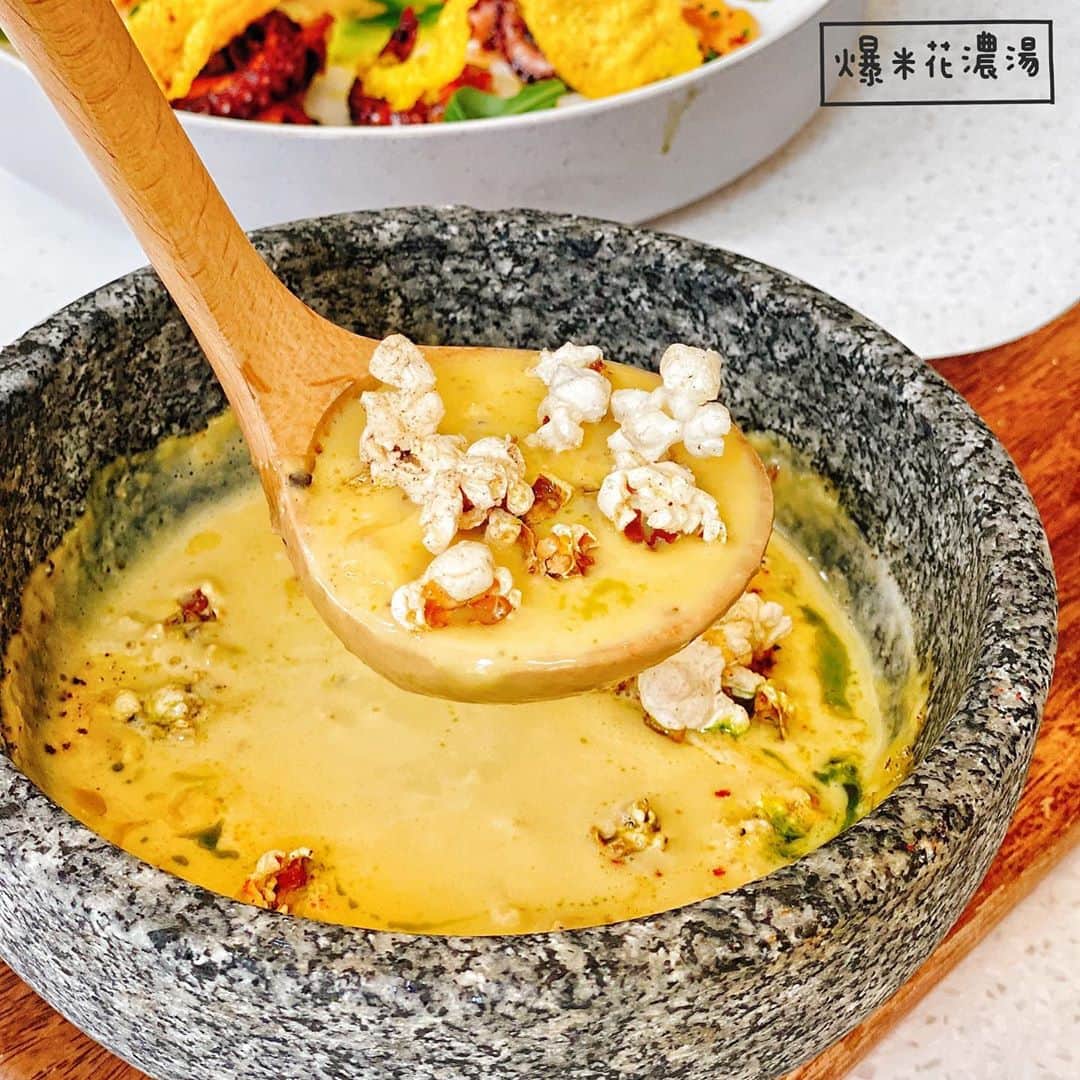 4foodie, for foodieさんのインスタグラム写真 - (4foodie, for foodieInstagram)「📍️Taipei, Taiwan T.R Bar & Kitchen / 以下餐點及價位 塞拉諾火腿 $550 美味程度：🌕🌕🌕🌕🌑 💡補充💡這披薩的起司真的有狂🤣搭配蕃茄、塞拉諾火腿、芝麻葉，整體吃起來不油膩，餅皮外酥內軟🍕👍🏻 爆米花濃湯 $380 美味程度：🌕🌕🌕🌕🌑 💡補充💡濃湯以新鮮玉米粒與洋蔥熬煮，口味濃郁帶有濃厚的玉米甜味，個人蠻喜歡的🌽再加上爆米花，綜合新穎！ 北海道干貝珍珠麵 $880 美味程度：🌕🌕🌕🌕🌑 💡補充💡以北海道干貝搭配義式珍珠麵、海膽醬、炸紫蘇與芥末，口味豐富，干貝煎得鮮美多汁👌🏻 鴨胸 $1280  美味程度：🌕🌕🌕🌕🌑 💡補充💡選用澳洲鴨胸低溫舒肥，先煎後烤，肉質鮮嫩，鴨皮爽脆，旁邊搭配紫甘藍菜、德式酸菜與蘋果，整體清爽不油膩🦆 整體 環境衛生：🌕🌕🌕🌕🌕 服務態度：🌕🌕🌕🌕🌕 再訪意願：🌕🌕🌕🌕🌗 🗺台北市中山區植福路200號 🚇捷運劍南路站3號出口 ☎(02)3518-7777 ⏰6:30-21:30 🍽2020.09.16到訪 #4foodie #4foodie劍南路站 #台北美食 #大直英迪格 #大直美食 #hotelindigotaipeinorth #TRBarandkitchen  #taipei #4foodieintaipei #4foodieforfoodie」9月28日 19時04分 - 4foodie