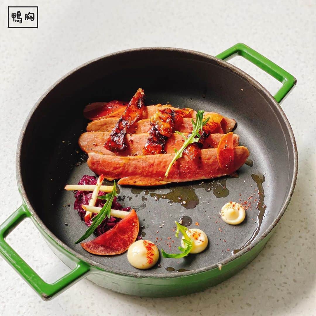 4foodie, for foodieさんのインスタグラム写真 - (4foodie, for foodieInstagram)「📍️Taipei, Taiwan T.R Bar & Kitchen / 以下餐點及價位 塞拉諾火腿 $550 美味程度：🌕🌕🌕🌕🌑 💡補充💡這披薩的起司真的有狂🤣搭配蕃茄、塞拉諾火腿、芝麻葉，整體吃起來不油膩，餅皮外酥內軟🍕👍🏻 爆米花濃湯 $380 美味程度：🌕🌕🌕🌕🌑 💡補充💡濃湯以新鮮玉米粒與洋蔥熬煮，口味濃郁帶有濃厚的玉米甜味，個人蠻喜歡的🌽再加上爆米花，綜合新穎！ 北海道干貝珍珠麵 $880 美味程度：🌕🌕🌕🌕🌑 💡補充💡以北海道干貝搭配義式珍珠麵、海膽醬、炸紫蘇與芥末，口味豐富，干貝煎得鮮美多汁👌🏻 鴨胸 $1280  美味程度：🌕🌕🌕🌕🌑 💡補充💡選用澳洲鴨胸低溫舒肥，先煎後烤，肉質鮮嫩，鴨皮爽脆，旁邊搭配紫甘藍菜、德式酸菜與蘋果，整體清爽不油膩🦆 整體 環境衛生：🌕🌕🌕🌕🌕 服務態度：🌕🌕🌕🌕🌕 再訪意願：🌕🌕🌕🌕🌗 🗺台北市中山區植福路200號 🚇捷運劍南路站3號出口 ☎(02)3518-7777 ⏰6:30-21:30 🍽2020.09.16到訪 #4foodie #4foodie劍南路站 #台北美食 #大直英迪格 #大直美食 #hotelindigotaipeinorth #TRBarandkitchen  #taipei #4foodieintaipei #4foodieforfoodie」9月28日 19時04分 - 4foodie