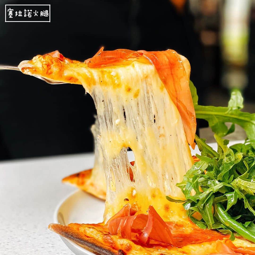 4foodie, for foodieさんのインスタグラム写真 - (4foodie, for foodieInstagram)「📍️Taipei, Taiwan T.R Bar & Kitchen / 以下餐點及價位 塞拉諾火腿 $550 美味程度：🌕🌕🌕🌕🌑 💡補充💡這披薩的起司真的有狂🤣搭配蕃茄、塞拉諾火腿、芝麻葉，整體吃起來不油膩，餅皮外酥內軟🍕👍🏻 爆米花濃湯 $380 美味程度：🌕🌕🌕🌕🌑 💡補充💡濃湯以新鮮玉米粒與洋蔥熬煮，口味濃郁帶有濃厚的玉米甜味，個人蠻喜歡的🌽再加上爆米花，綜合新穎！ 北海道干貝珍珠麵 $880 美味程度：🌕🌕🌕🌕🌑 💡補充💡以北海道干貝搭配義式珍珠麵、海膽醬、炸紫蘇與芥末，口味豐富，干貝煎得鮮美多汁👌🏻 鴨胸 $1280  美味程度：🌕🌕🌕🌕🌑 💡補充💡選用澳洲鴨胸低溫舒肥，先煎後烤，肉質鮮嫩，鴨皮爽脆，旁邊搭配紫甘藍菜、德式酸菜與蘋果，整體清爽不油膩🦆 整體 環境衛生：🌕🌕🌕🌕🌕 服務態度：🌕🌕🌕🌕🌕 再訪意願：🌕🌕🌕🌕🌗 🗺台北市中山區植福路200號 🚇捷運劍南路站3號出口 ☎(02)3518-7777 ⏰6:30-21:30 🍽2020.09.16到訪 #4foodie #4foodie劍南路站 #台北美食 #大直英迪格 #大直美食 #hotelindigotaipeinorth #TRBarandkitchen  #taipei #4foodieintaipei #4foodieforfoodie」9月28日 19時04分 - 4foodie