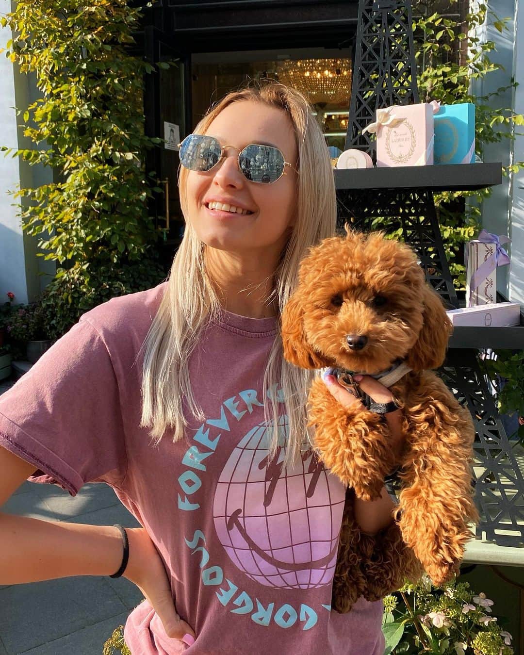 ダリア・スピリドーノワのインスタグラム：「Помните я недавно ходила на уход лица😇 📍 @romanov_beauty_clinic & @bryleeva.doc 💕 ⠀ Это не просто центр, это центр сосудистой патологии занимается диагностикой и лечением различных сосудистых мальформаций у детей и взрослых☝️ ⠀ Клиника оборудована высокотехнологичными аппаратами, которые решают многие эстетические вопросы. (лечение гемангиом, капиллярные и венозные мальформации, флебологией, лазерное лечение сосудистых образований на лице и теле, лазерная шлифовка рубцов и постакне). ⠀ В центре уникальное направление Hifu терапии, а так же большое направление косметологии👍 ⠀ Они помогают детишкам со всей России и стран СНГ 👍 Побольше бы таких мест в России 🤗」