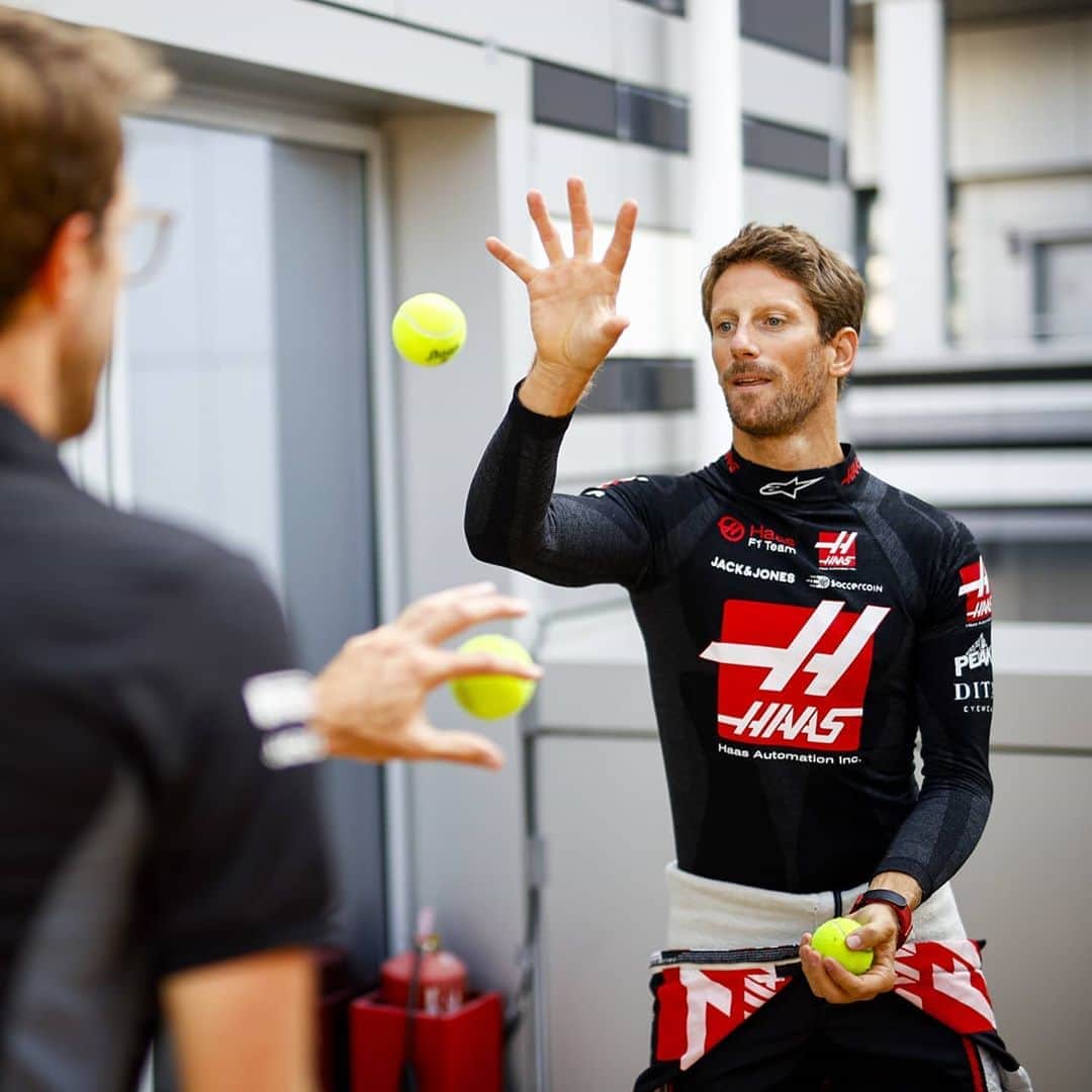 ロマン・グロージャンのインスタグラム：「Catch it if you can... Race warm up drills with @kimkeedle  📸@andyhone」