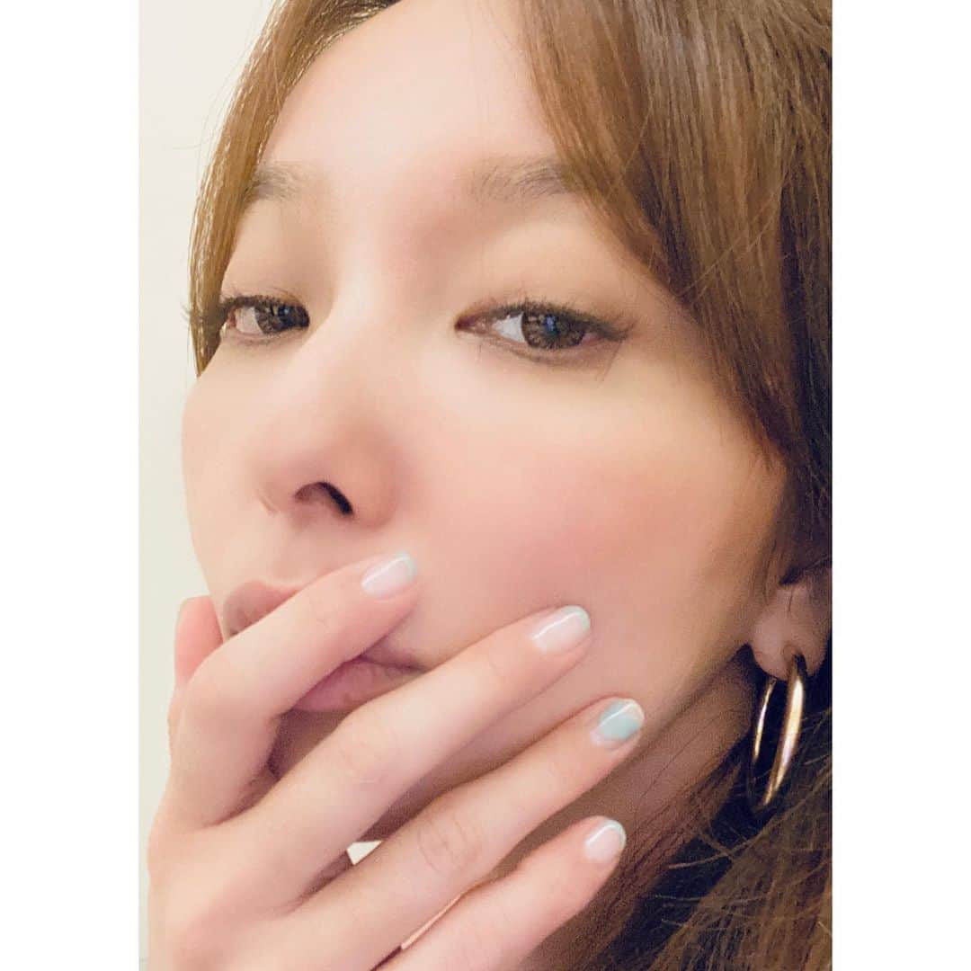 千田愛紗さんのインスタグラム写真 - (千田愛紗Instagram)「這個月的美甲 天空色的法式+無名字大愛心💙  睫毛是一樣選擇了咖啡色 眼尾接比較長的 我喜歡眼睛拉長的接法 因為選擇了咖啡色平常沒化妝的時候也不覺得睫毛很突兀 非常自然但又有眼神  自然美也需要小小技巧呢💓 Thanks: @33.1_design」9月28日 19時14分 - aisa1108