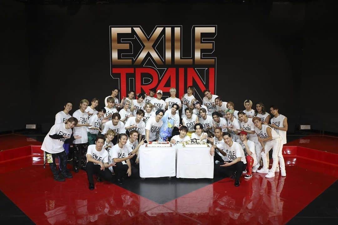AKIRAさんのインスタグラム写真 - (AKIRAInstagram)「昨日は EXILE19周年を記念し 新たなEXILEの演目への挑戦  初の試みとなった  "EXILE TRAIN" をLIVE×ONLINEで披露させていただきました‼️  EXILE TRAINは、  ”EXILEを歌おう” “EXILEを踊ろう”  をテーマに  EXILEの想いを受け継ぎ繋いできた EXILE TRIBEのみんなで  LIVExONLINE PREMIUM LIVE "EXILE TRAIN" としてEXILE楽曲を ファンの皆さんへお届けしようという企画です💫  それぞれにEXILEとの出会いがあり それぞれがEXILEで夢を見て 今があるように  EXILEとの繋がりや歴史、 ルーツの元  そこに、 沢山の夢や想いを乗せて 今の全てがあります⭐️  昨日のステージは EXILE TRIBEの在り方や 原点  何より EXILE魂を象徴するようなステージでしたね⤴️⤴️⤴️  今年はとても大変な状況下ではありましたが 何か未来へ向け一筋の光が見えたような そんな 熱いLIVEでした✨✨✨  EXILEの繋がりのもと EXILEという"夢を分かち合う場"で 数々の名曲たちを通じて  世代を超え 今 歌い、踊り繋いでいくことで  さらなる EXILE、EXILE TRIBEの真髄や 在り方を見出し、  何より、 僕たちはもちろん Jr.EXILEのみんなにとっても 原点を思い出しながらも 各グループのカラー魅力と共に また新たなステージと表現を 見い出せた一夜だったのではないかと思います😊  定着したLIVE ONLINEエンタテインメント ではありますが  まだコロナの影響で様々な制限と 不安視される中  各所で ご尽力、サポートいただいてる スタッフ、関係各所の皆様のおかげでも あります‼️  EXILE TRIBE一同 心から感謝いたします🙇✨  大変な状況が 続いておりますが、  この状況下だからこそ 生まれた結束力や LIVE  ONLINEでの経験を活かし さらなる未来を切り開いていけたらと思います‼️  そして 2021年 昨夜発表となりました  "RISING SUN TO THE WORLD"  「日本を元気に」のテーマのもと EXILE 20周年に向け  引き続き EXILE魂をもって躍進してまいりますので 引き続き楽しみにしていてください‼️  #EXILETAKAHIRO #EXILE THE SECOND #EXILE  #THE RAMPAGE #FANTASTICS #BALLISTIKBOYZ」9月28日 19時08分 - exileakira_official