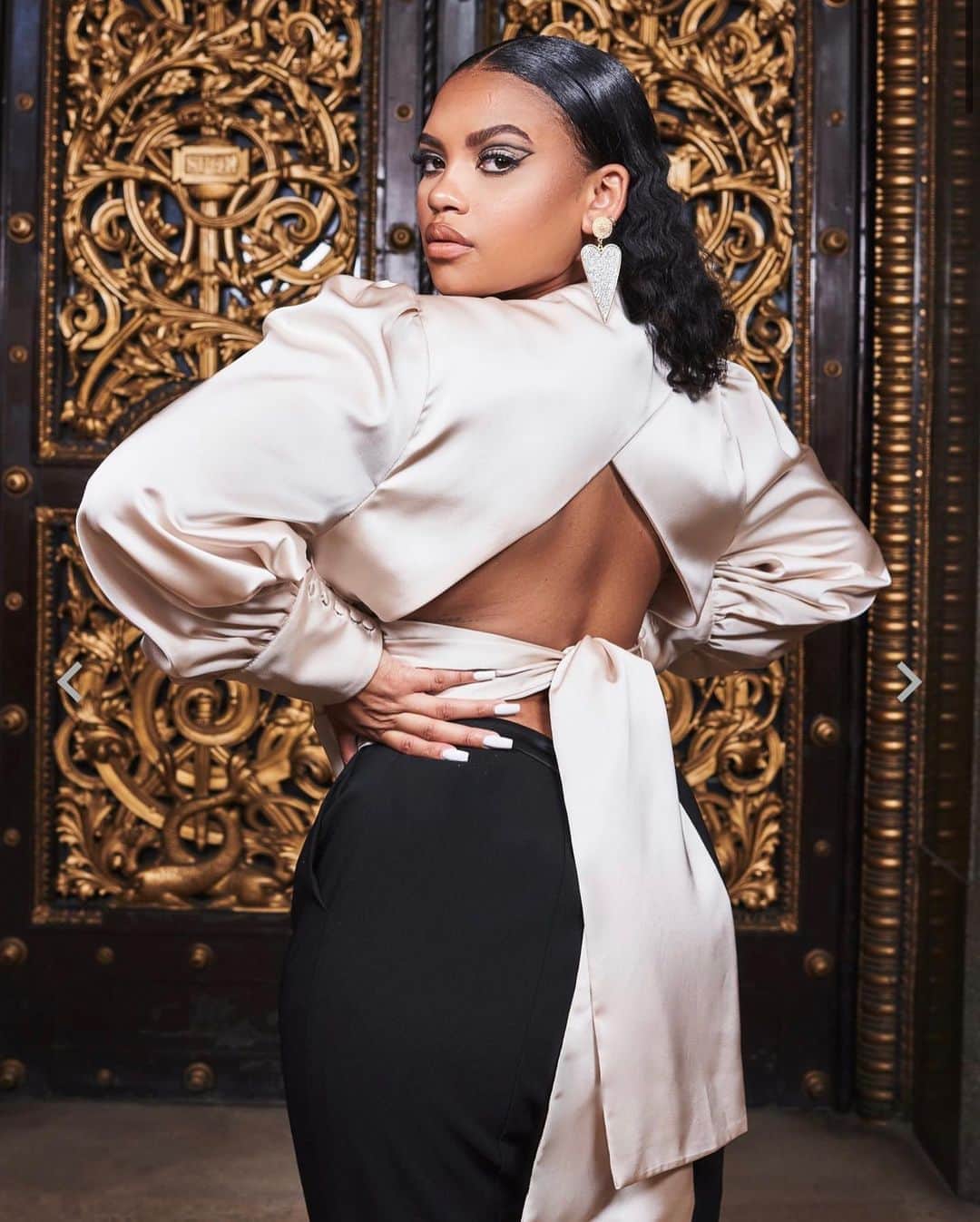 ユアアイズライのインスタグラム：「Our Curve 👑 ALEX for @lavishalice ✨  Hair @lukepluckrose  MUA @aaliyadiaz」