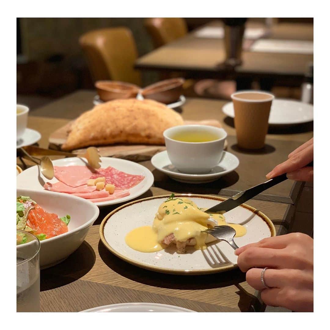 篠原菜月のインスタグラム：「朝食がとっても美味しいと聞いていて、その通り👏✨NOHGA HOTEL AKIHABARA TOKYOの1階にはPIZZERIA &BAR NOHGA @pbnohga が入っています。﻿ ﻿ 石窯で焼いたフォカッチャがもちもちで最高。﻿ ピザも絶対美味しいと思う‥﻿ サラダやサーモン、ハムを挟んでいただきました。﻿ 卵料理はエッグベネディクトをチョイス👍 ﻿ ボリューム満点な朝ごはんでした🤤💯﻿ ﻿ ﻿ #nohgahotelakihabaratokyo﻿#nohgahotel#nohga#nohgahotelakihabara#akihabara#restaurant#pbnohga#pizza#breakfast#ノーガホテル秋葉原東京 #朝食#レストラン#bar#秋葉原グルメ」