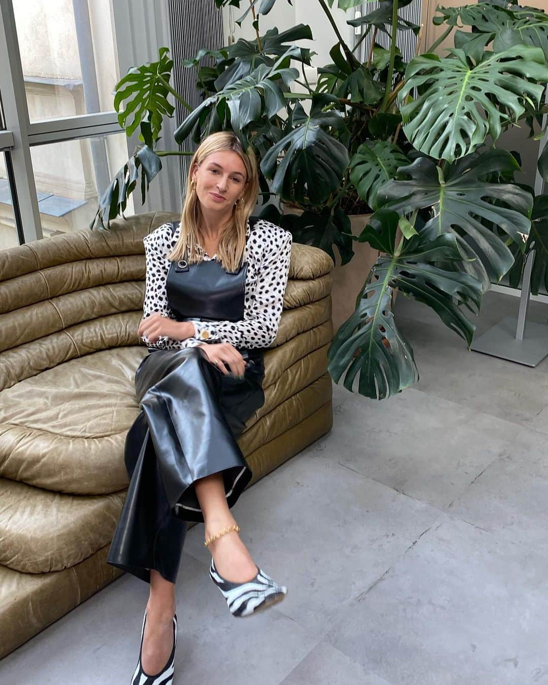Camille Charriereさんのインスタグラム写真 - (Camille CharriereInstagram)「Can’t decide whom i love more: the vintage leather couch chez @kenzo or my vegan leather overalls by @rowenroseofficial #yum」9月28日 19時22分 - camillecharriere