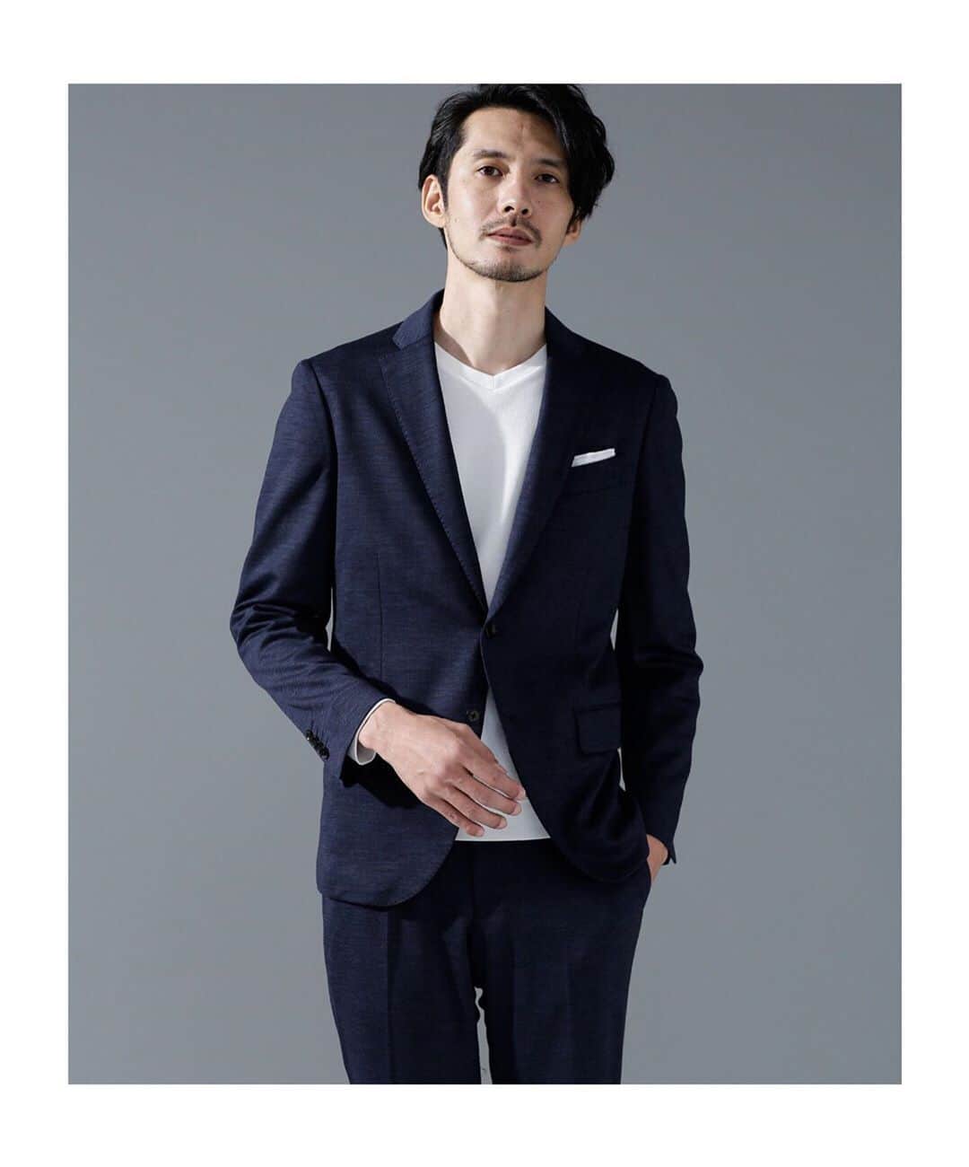 nano·universe Officialさんのインスタグラム写真 - (nano·universe OfficialInstagram)「. 【#newonstyle 】 -ビジネスライフを快適にするコレクション-  堅苦しいスーツイメージからの脱却を図り、より都会的で快適なスーツスタイルを提案するナノ・ユニバースのスーツコレクション。 軽やかな着心地でノンストレスに着こなせるスーツが、あなたのビジネスライフをより快適にサポート。 また今シーズンは、#reda (レダ)、#drago (ドラゴ)、#zignone (ジニョーネ)といったイタリアのファブリックメーカーが提供する生地を採用。着心地だけでなく、見た目にも高級感のあるラインナップに仕上げました。 . 【nano・universe】 動けるスーツ REDA ACTIVE ジャケット ￥33,000(税込) 品番：6680217001 . 動けるスーツ REDA ACTIVE パンツ ￥15,400(税込) 品番：6680229001 . #nanouniverse #nanouniversemens #20aw #lifestyle」9月28日 19時23分 - nanouniverse_official