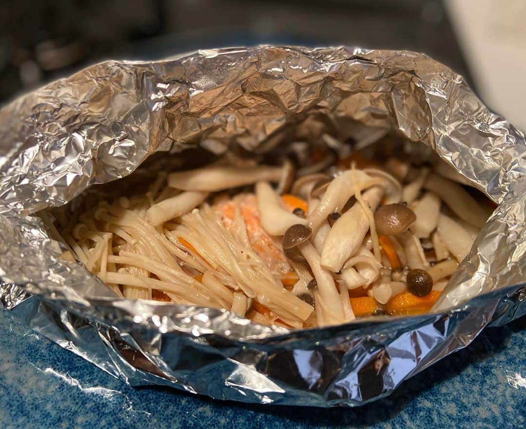 五十幡裕介さんのインスタグラム写真 - (五十幡裕介Instagram)「久しぶりの料理投稿。 鮭の切り身が6枚398円で売っていたので、 それをホイル焼きに。﻿ えのきやしめじを添えて、秋らしく。 なかなか美味でした。  #おうち時間 #おうちご飯 #鮭ときのこのホイル焼き #鮭 #えのき #しめじ #にんじん #バター #料理 #野菜 が安いスーパーを見つけて買い物が楽しくなりました #新鮮 なものを見分けられるように #勉強中 #明日 #29日 は #札幌ドーム へ #プロ野球 #北海道日本ハムファイターズ #千葉ロッテマリーンズ #BS朝日 の #リポート #担当 です #予告先発 #上沢直之 投手 #石川歩 投手 #HTB #アナウンサー #五十幡裕介」9月28日 19時16分 - htb_isohatayusuke