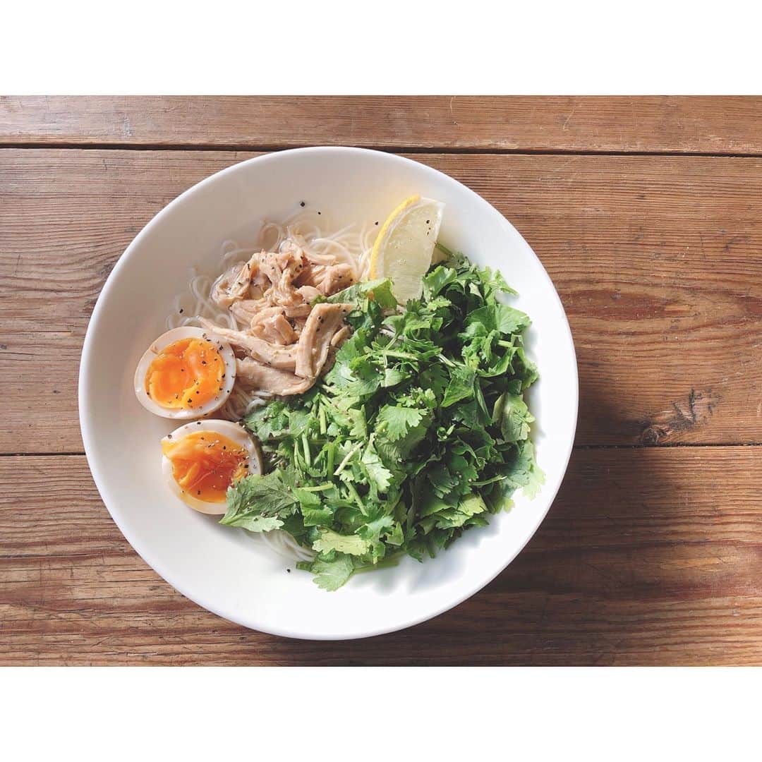 竹中友紀子のインスタグラム：「#稽古前ごはん  蒸し鶏とパクチーのエスニック風にゅうめん  稽古が忙しくなるとゆっくりごはんを作る時間がなくなってくるので、作り置きおかずを研究中。 蒸し鶏を日持ちさせたいなと醤油麹漬けにしてからオイル漬けしてみました。 まだ試作段階。ツナ缶みたく使えるようになるのが理想です。」
