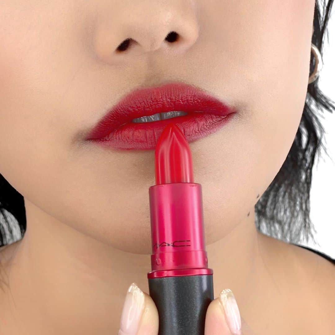 M∙A∙C Cosmetics Japanのインスタグラム：「#MACビバグラム の2020年新色でマットなパーフェクトリップに💋✨ ㅤ M･A･Cビバ グラム リップスティックの売上は、M･A･Cビバ グラム基金を通じて、健康で安心な未来とLGBTQの人々を含めたすべての人の平等な権利を支援する機関に寄付されています✨ ㅤ ㅤ #MACVIVAGLAM #MACCosmeticsJapan #MACCosmetics #MAC #MACコスメ #マックコスメ #コスメ#コスメ紹介#コスメ好き#コスメレポ #化粧品 #デパコス #コスメ部 #コスメマニア #メイク好き#美容大好き#美容好き#トレンドメイク#秋メイク#ビバグラム#赤リップ#MACリップ#リップ#リップメイク#リップスティック#ボリューム#ぷっくり#マットリップ#リップマニア」