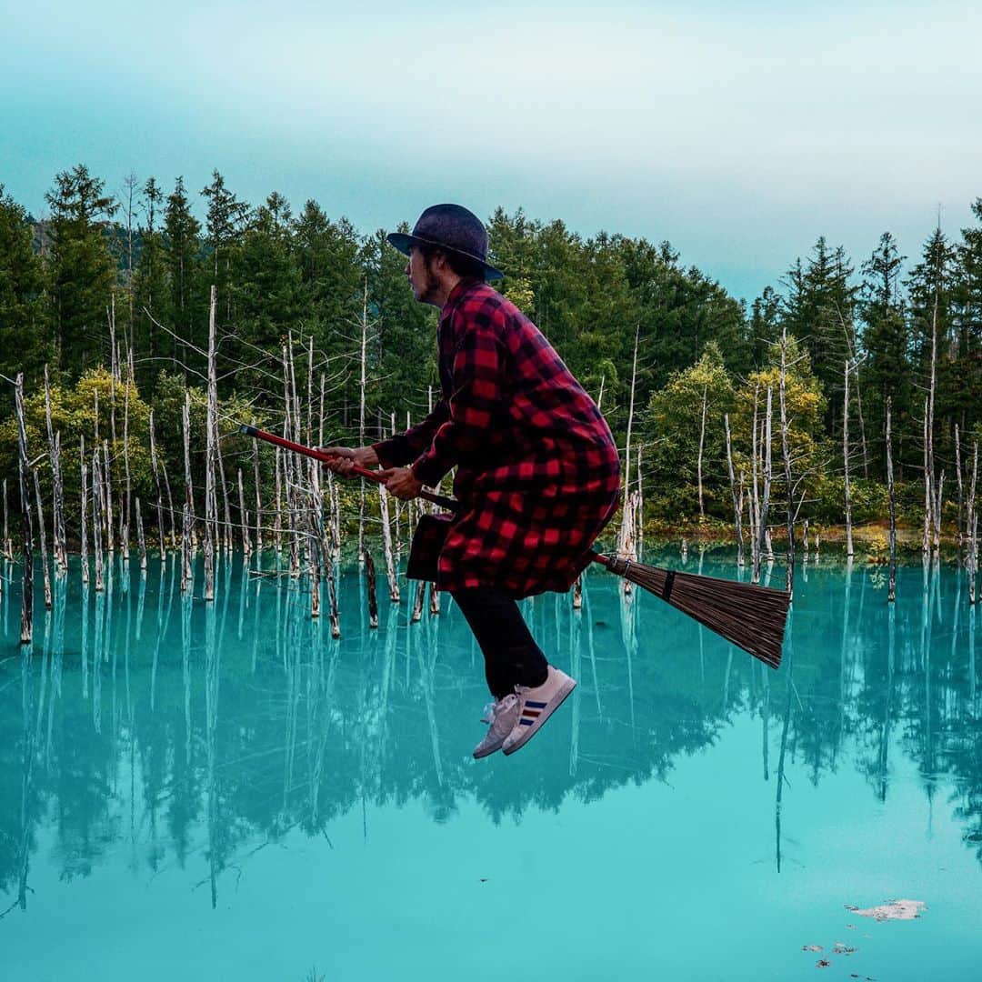 halnoのインスタグラム：「The blue pond, as they say. よくある過度な色調整された絶景かと思いきや本当に青かった！！Swipeして動画も見てね→→ ・ ・ ・ #日本の絶景 #旅行好きな人と繋がりたい #tripjapan #写真撮ってる人と繋がりたい #写真好きな人と繋がりたい #ファインダー越しの私の世界 #絶景 #discoverjapan #earthpix #voyaged #大絶景  #旅とファンタジー #leica #leicacamera #北海道　#青い池　#Hokkaido」