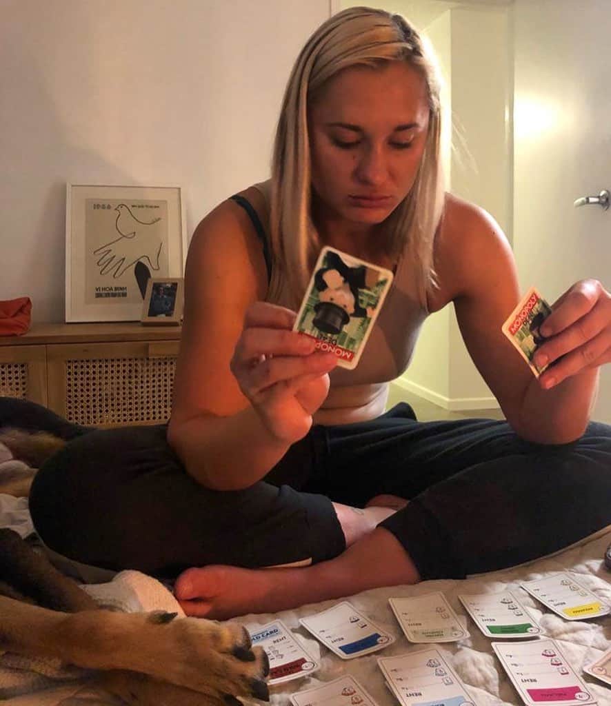 マデリン・グローヴスのインスタグラム：「Making some very important life decisions x」
