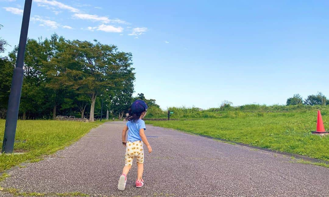 森渉さんのインスタグラム写真 - (森渉Instagram)「トランポリンのある公園に行ってきました😄この遊具は珍しいから娘も大喜びでした✨✨ #千笑 #金田朋子 #森渉 #トランポリン #茅ヶ崎里山公園 #公園 #娘 #子供 #kids #笑顔 #smile #子育て #育児 #育児日記  #山状なってるから斜めにピョンピョン跳ねる動作がバランスも筋力も鍛えられてめっちゃいい🎉🎉」9月28日 19時27分 - watarumori.sports