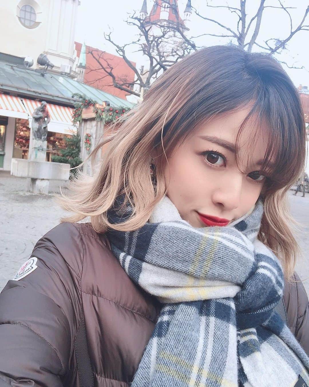 吉岡結紀のインスタグラム：「✐☡ ・ 今までしたハイトーンカラーの中でトップ3に入る ＂マルタカラー💇🏼‍♀️🤎🇲🇹＂ やっぱり代償は大きかったです、、笑 でもブリーチってしたくなっちゃうよね🤭笑 9月ももうすぐ終わるし言ってる間にまた マフラーする季節なんだろうなぁ🧣💭🤍 ・ #malta #germany #münchen #selfie #haircolor #hairstyles」