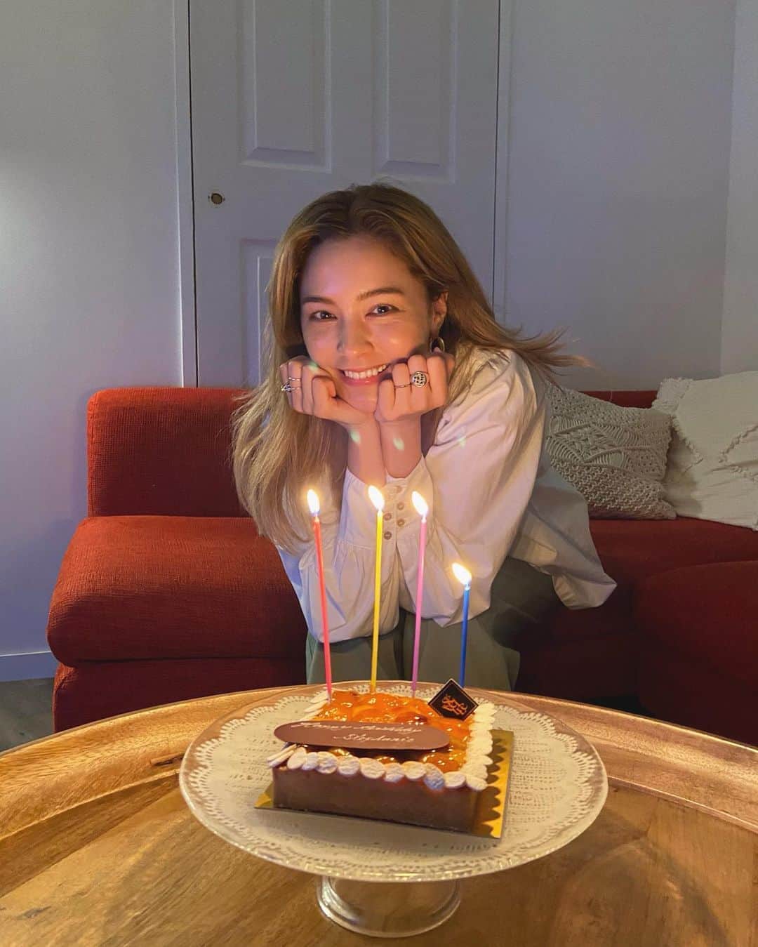 ステファニーのインスタグラム：「🎂🎉💖🌈🌟 今日は、31歳のお誕生日。 無事にまた今年もこの日を迎えることができました。 家族に囲まれて、感動的なサプライズまでしてくれて… (ダディーが口滑らして下手こいたけどw) たくさん笑って 自然のエネルギーに触れて とっても幸せな時間でした。 生まれた日から今日まで 色々なことがあったけど 今こうしてここにいて、笑ってる それが全てなんだと思います。 いつも支えてくれるみなさん 本当にありがとうございます。 私と出逢ってくれて、ありがとう。 これからも、みなさんどうぞよろしくお願いします！ 心から、愛を込めて。  PS,たくさんのお祝いメッセージありがとう♡。 　　今LINEなどみんなにお返事最中でございます！w  #love #mybirthday」