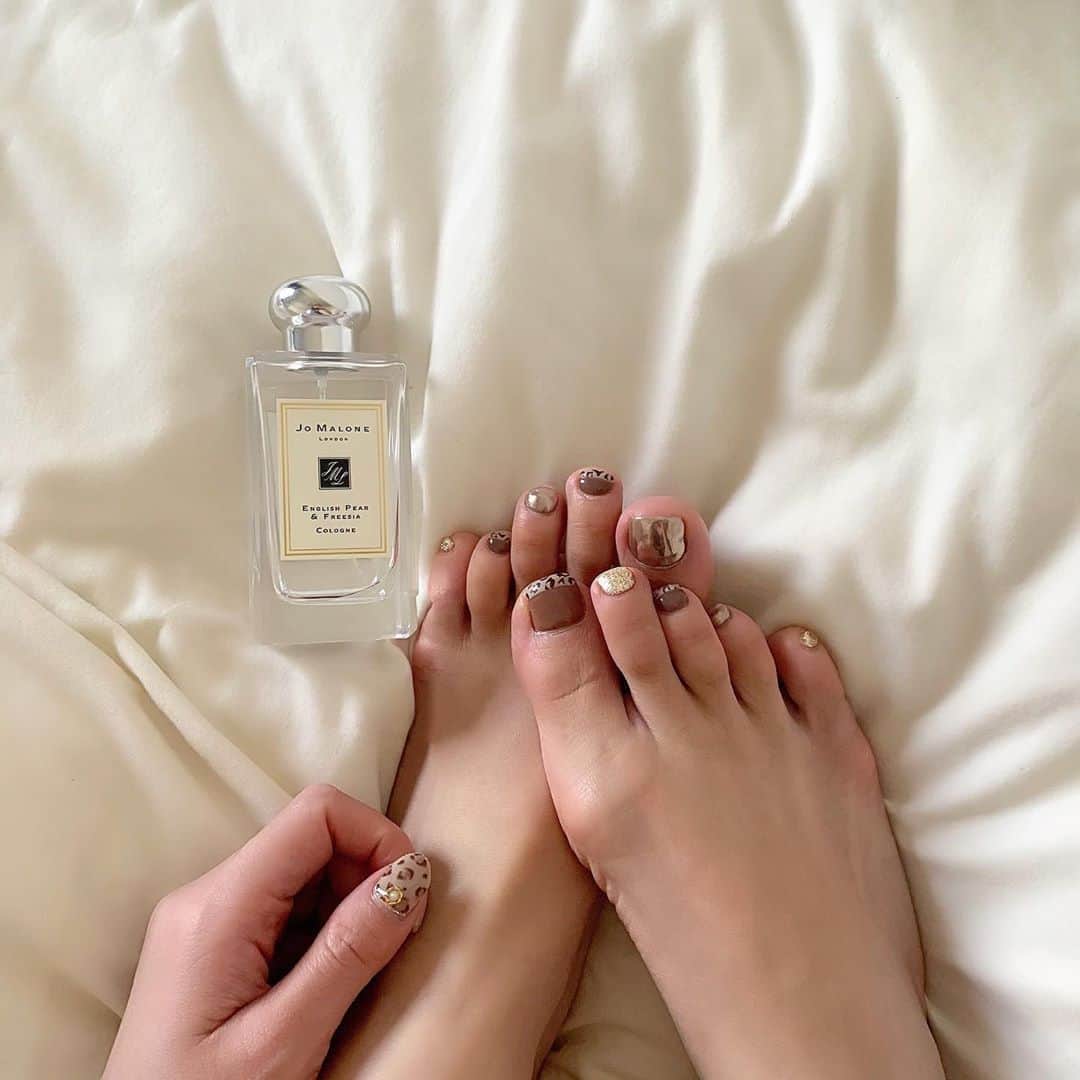のインスタグラム：「🐅⠀ ⠀ フットもハンドとお揃いでブラウンベースに ワンポイントでレオパード柄🤎 ⠀ @shiori__inails が色混ぜて作ってくれた 絶妙なブラウンのジェル可愛い💭🍂 ⠀ #フットネイル#レオパードネイル#풋네일#페디큐어#젤네일#footnail」