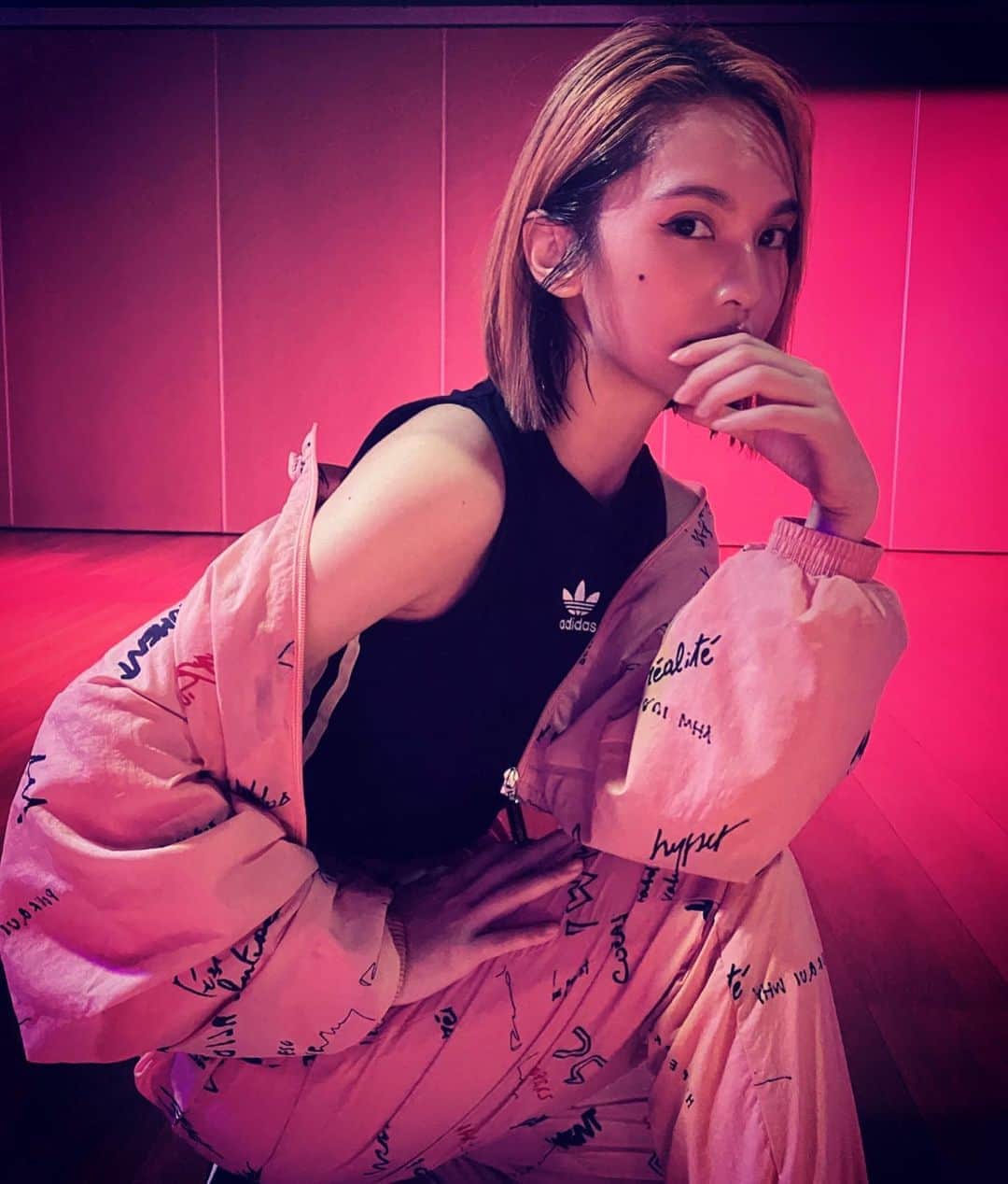 レイニー・ヤンのインスタグラム：「💯 久違的運動照 好喜歡 謝謝張大攝影師 今天上課只有五個人 超像女團在練舞 殊不知平均年齡高達38歲 哈哈哈哈哈😂  #zumba #workout」