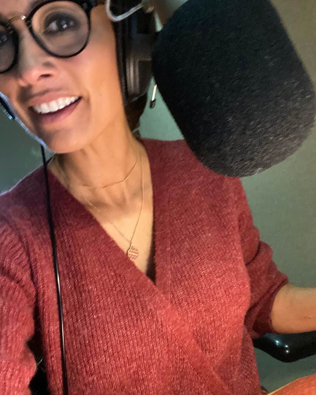 メラニー・サイクスさんのインスタグラム写真 - (メラニー・サイクスInstagram)「Happy Monday folks ❤️💫 Another day, another sound booth 🎧 #VO #microphone #headphones #voiceover #mummydiaries 💋🤓」9月28日 19時41分 - msmelaniesykes