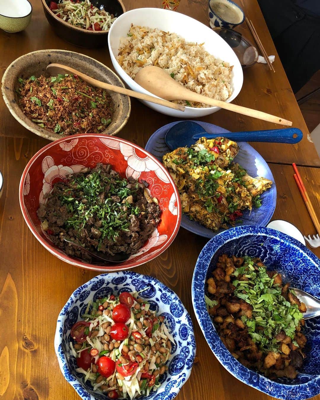 加藤紀子のインスタグラム：「ミャンマー、カチン族の家庭料理を学ぶ会。  初めて知るスパイス、料理ばかりだけど、家庭料理というだけあって、作り方はとてもシンプルで真似出来そう！  って最初は思ったけど 「ヤギ肉のハーブ叩きとか、色々手に入りにくいよね」と途中から諦め（ふりかけのようにご飯と合わせて食べたらめちゃくちゃ美味しかった）、  アジさん家の子供になった気分でお腹いっぱい、楽しませていただきました🙏😊  世界にはまだまだ知らない味ばかり、今日もまた良き1日となりました。  （あ！カチン族も納豆を良く食べるとのことで教わった納豆サラダは真似出来るかも…。 コツ掴めたらブログに書きまーす！）  #カチン族」