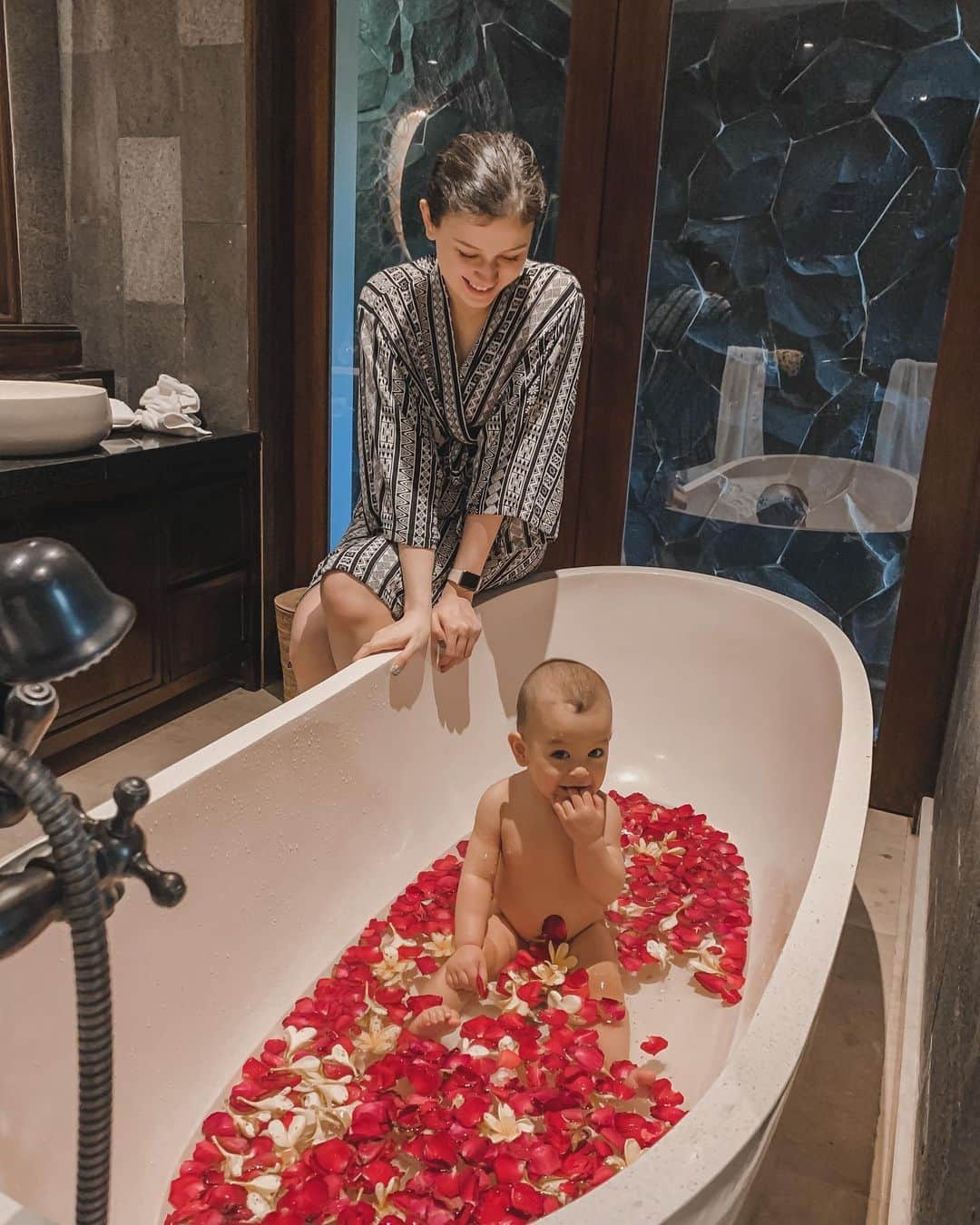 Kimberly Ryderさんのインスタグラム写真 - (Kimberly RyderInstagram)「Half a second later... “Not in your mouth Rayden!!!” 🌹 • He was way too excited splashing around in this huge bathtub, so much bigger than his baby tub, with all the flowers! 😍 @samsaraubud  • 📷 @edward_akbar」9月28日 19時33分 - kimbrlyryder