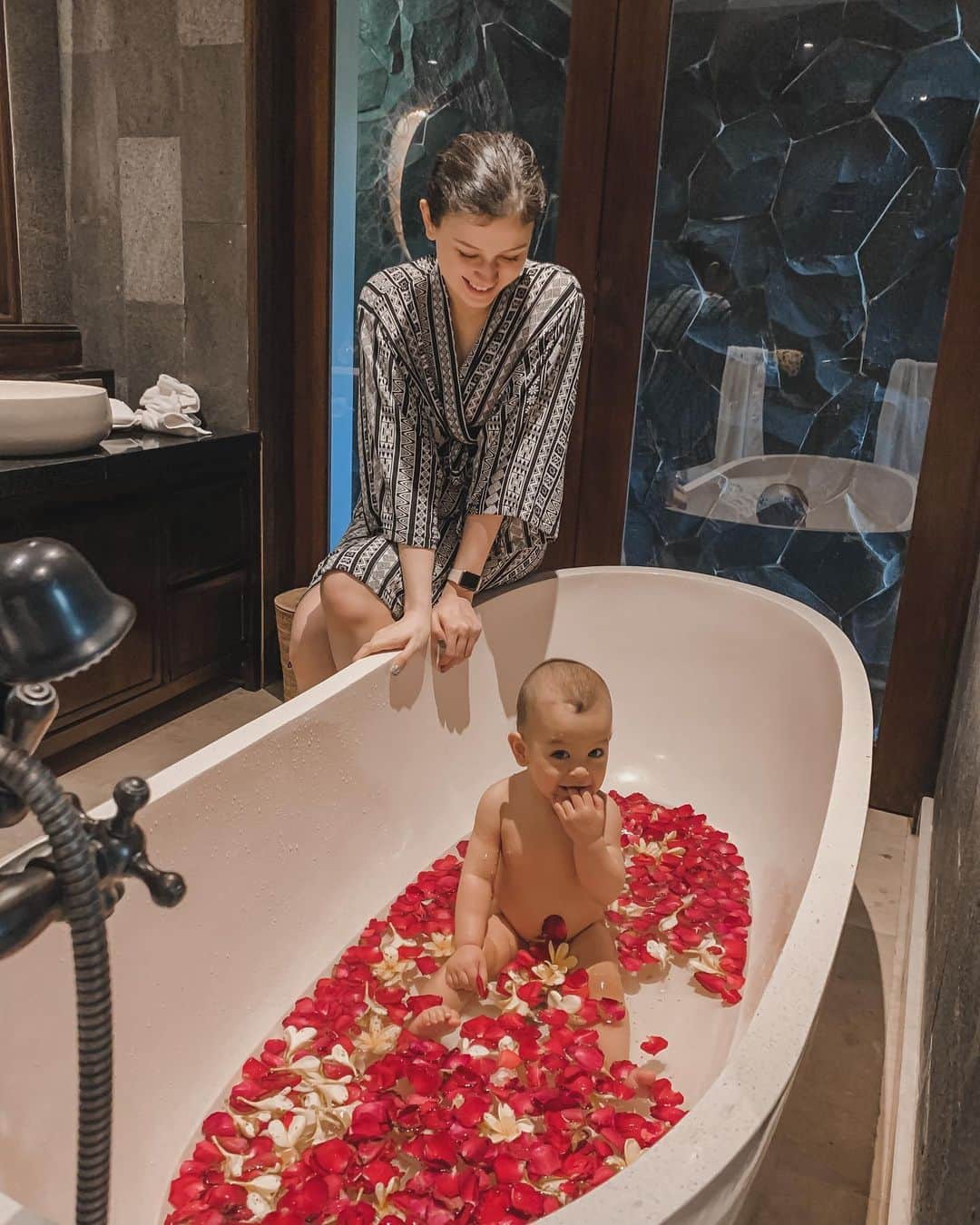 Kimberly Ryderのインスタグラム：「Half a second later... “Not in your mouth Rayden!!!” 🌹 • He was way too excited splashing around in this huge bathtub, so much bigger than his baby tub, with all the flowers! 😍 @samsaraubud  • 📷 @edward_akbar」