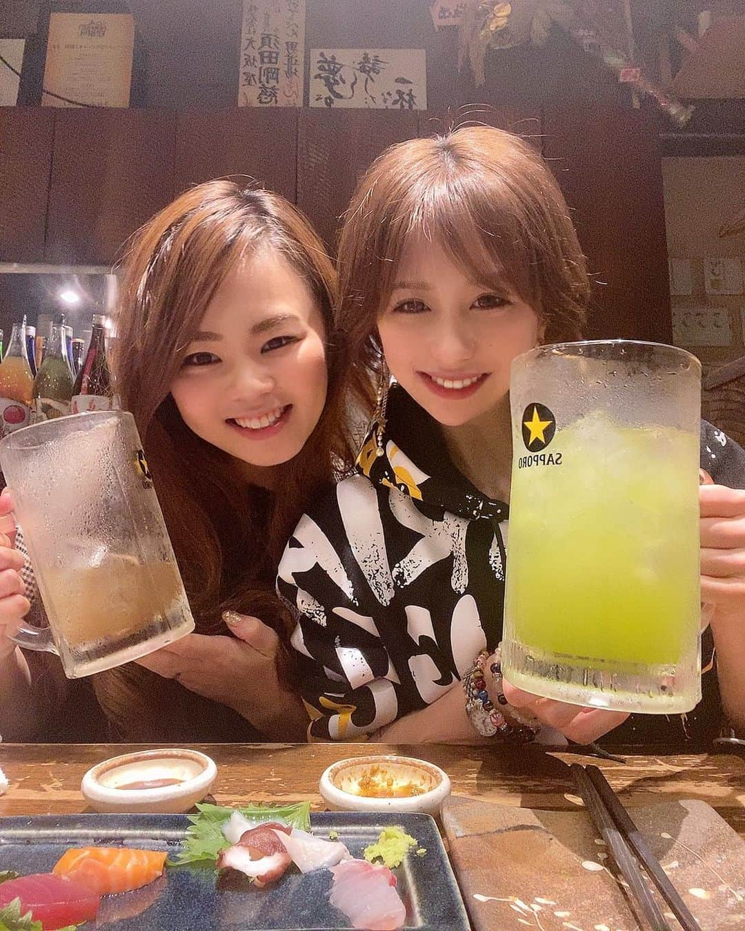 倉松里奈さんのインスタグラム写真 - (倉松里奈Instagram)「. お酒は一番ビールが好きだけど １杯目だけで十分な派です🙌 . 最近ワインは飲みすぎると次の日 頭がかち割れがち🤯🤯🤯 . . . サランヘヨ😘早く韓国旅行行きたい🇰🇷 . . #渋谷ごはん #渋谷居酒屋 #渋谷グルメ #渋谷オススメディナー #渋谷 #shibuyagourmet #仲良し #服の差 #パーカー #パーカー女子 #Parker #1リットルジョッキ #ワイン #緑茶ハイ #焼酎 #ウイスキー  アプリでグラスがまがっちょるが！！！」9月28日 19時33分 - rinapuu818