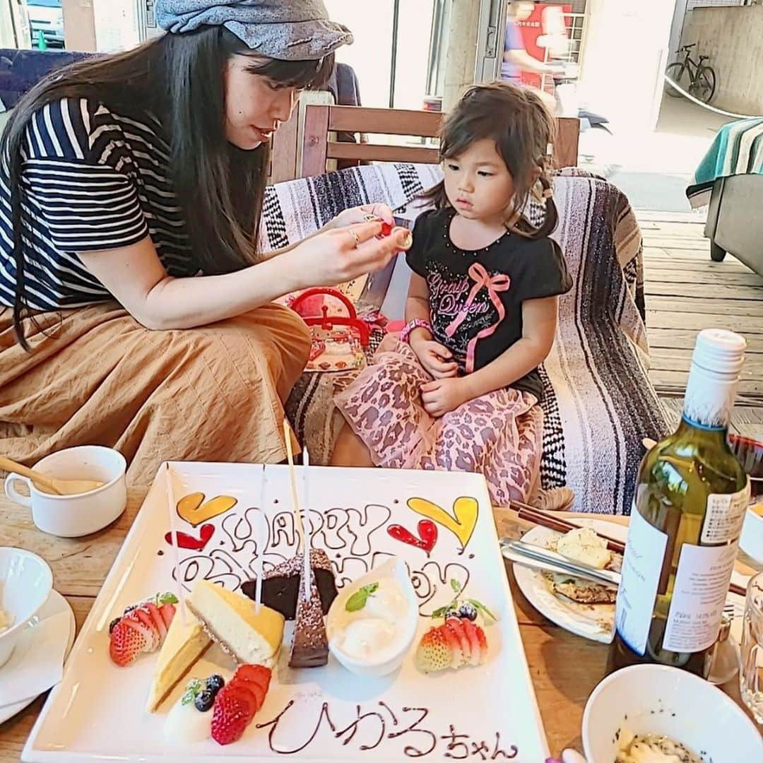 小田飛鳥さんのインスタグラム写真 - (小田飛鳥Instagram)「ひかたんの４歳のお誕生日をお祝いをして来たよ〜🥂🎂　 代々木公園のドッグランへ行った後、お気に入りのカフェへ♩ ひかたんが凄く面倒を良く見てくれて沢山遊んでくれたから私も楽でした😆🍷 プレゼントも喜んでくれて良かったぁ☺️ どんどん素敵なお姉さんになってね！💕」9月28日 19時34分 - asuka_oda_0320