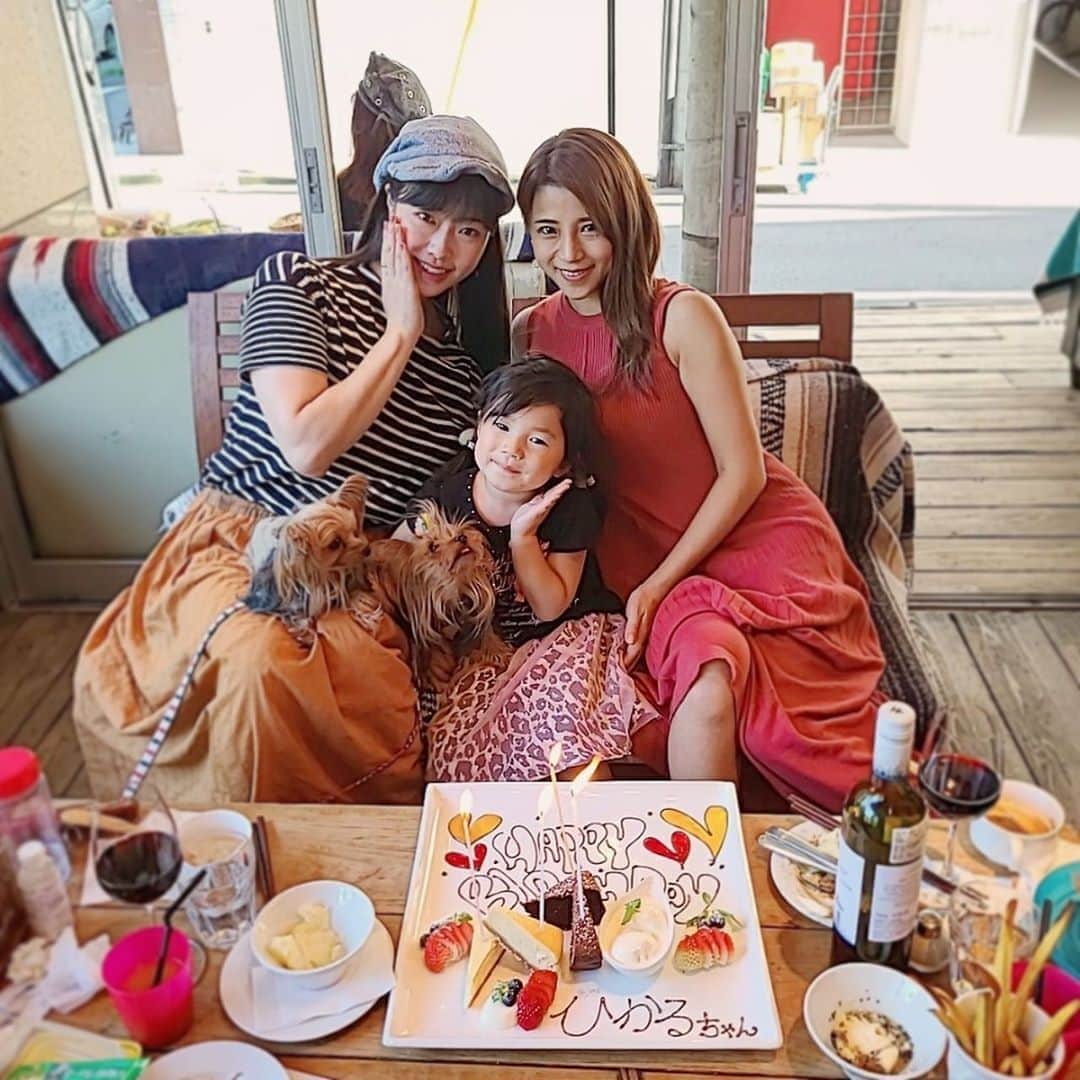 のインスタグラム：「ひかたんの４歳のお誕生日をお祝いをして来たよ〜🥂🎂　 代々木公園のドッグランへ行った後、お気に入りのカフェへ♩ ひかたんが凄く面倒を良く見てくれて沢山遊んでくれたから私も楽でした😆🍷 プレゼントも喜んでくれて良かったぁ☺️ どんどん素敵なお姉さんになってね！💕」