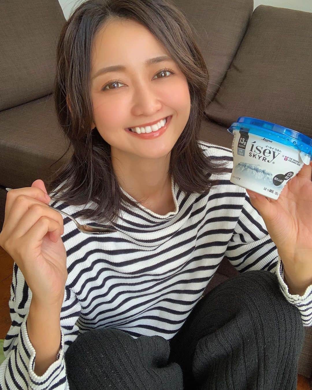 のインスタグラム：「isey SKYR 🐮 高たんぱく・脂肪０のヨーグルト🔥 山吹の持ってるプレーン味だとなんとタンパク質13g👏🏾🥺✨ ・ ・ 脂肪0って聞くと味はどーなんやろうって思ってたけど…🤔 美味しくてびっくりした🤣💓 甘味が欲しい方は、バニラ味もオススメです🍨 それに飲むヨーグルトも本当に美味しかった🥤🥺 ジム帰りにもさくっと飲めるし🏃🏾‍♀️ トレーニング後にも朝ごはんの代わりにもオススメです〜☺️💓 ・ ・ ・ トレーニングも大切ですが食事も大切ですね😌🌱 ・ ・ ・ 自分磨き頑張るぞ〜🍀☺️ ・ ・ ・ #イーセイスキル#ヨーグルト #高たんぱく#PR #アイスランド#skyr#iseyskyr #脂肪0は嬉しい #美味しくて高タンパク  #トレーニング#トレーニング女子 #ダイエット#ダイエット女子 #健康#美容 #お家感満載 笑 #自分磨き #頑張ろう ☺️💓」