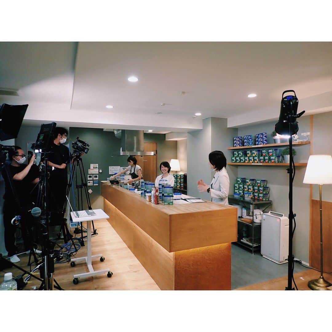 原田沙奈子さんのインスタグラム写真 - (原田沙奈子Instagram)「宮崎の郷土料理、冷や汁。 なかなか旅行にも行けない状況が続いているから食事で旅してる気分にでもなれたら…の、あさごはん。←やや強引  冷や汁はアマネも大好きで、サラッと食べられるし栄養摂れるから重宝してる。  作る時にziplocのスクリューロックを使うとそのまま電子レンジもいけるし材料入れて混ぜるだけで汁物の保存にはもってこいだし、すんごく楽チン。  最後の写真にもあるようにオンライン勉強会で習ったもの。  5分くらいでピャッと出来ちゃうから今回は大人用と子供用でスクリューロック２つ分（計4食分）作って冷蔵庫保存。 ※子供用は薬味なし  マルコメの液みそで宮崎の味をあっという間に再現できるのでレシピ書いておきます✍️  ーーー  【冷や汁】（スクリューロック473mlに丁度良い分量）   ・冷ご飯 1膳分(100~120g)   ・きゅうり 1/4 本(25g)   ・なす小 1/4本(25g)   ・木綿豆腐 1/4丁(75g)   ―調味料   ・液みそ 料亭の味 大さじ 1   ・水 50cc   ・青じそ 2 枚   ・みょうが 1/2個   ・すりごま(白) 大さじ 1/2   ・陳皮(または柑橘類の皮のみじん切り)少々   ・冷水 100cc   【1】きゅうりは、薄い輪切りにする。   なすは、へたを切って幅 2mm の半月切りにし、塩少々(分量外) をふってもみ、水気を絞る。   青じそとみょうがをせん切りにして、水に放してアクを除く。   【2】「ジップロック®スクリューロック®(473ml)」に「液みそ 料亭の味」と水 50cc カップを入れ、 フタをずらしてのせ、電子レンジ 600W で 1 分加熱する。   取り出して、すりごまを加え、冷水を加え て溶かす。   【3】［2］に豆腐を粗くくずして加え、[1]をのせ、陳皮をふる。 ←わたしはカボスにした   【4】粗熱がとれたら「スクリューロック®」のフタを閉め、冷蔵室で保存する。       食べる時は保存しておいた冷ご飯に、冷や汁をかけていただく。    ーーー 1人分、222kal。←ヘルシー👏  もっとボリューム欲しい時は鯖缶とか入れるのもいいな。  #おうちごはん#あさごはん#おうちごとうち#郷土料理#冷や汁#作り置き#簡単レシピ#スクリューロック#ジップロック#ziploc#pr#サナコ_お料理」9月28日 19時38分 - sanakoharada