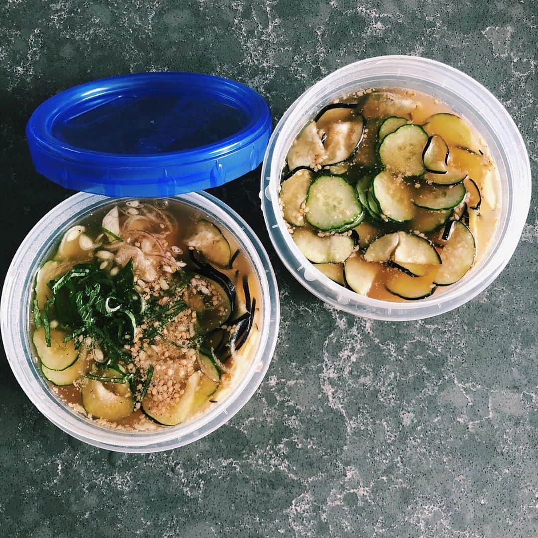 原田沙奈子さんのインスタグラム写真 - (原田沙奈子Instagram)「宮崎の郷土料理、冷や汁。 なかなか旅行にも行けない状況が続いているから食事で旅してる気分にでもなれたら…の、あさごはん。←やや強引  冷や汁はアマネも大好きで、サラッと食べられるし栄養摂れるから重宝してる。  作る時にziplocのスクリューロックを使うとそのまま電子レンジもいけるし材料入れて混ぜるだけで汁物の保存にはもってこいだし、すんごく楽チン。  最後の写真にもあるようにオンライン勉強会で習ったもの。  5分くらいでピャッと出来ちゃうから今回は大人用と子供用でスクリューロック２つ分（計4食分）作って冷蔵庫保存。 ※子供用は薬味なし  マルコメの液みそで宮崎の味をあっという間に再現できるのでレシピ書いておきます✍️  ーーー  【冷や汁】（スクリューロック473mlに丁度良い分量）   ・冷ご飯 1膳分(100~120g)   ・きゅうり 1/4 本(25g)   ・なす小 1/4本(25g)   ・木綿豆腐 1/4丁(75g)   ―調味料   ・液みそ 料亭の味 大さじ 1   ・水 50cc   ・青じそ 2 枚   ・みょうが 1/2個   ・すりごま(白) 大さじ 1/2   ・陳皮(または柑橘類の皮のみじん切り)少々   ・冷水 100cc   【1】きゅうりは、薄い輪切りにする。   なすは、へたを切って幅 2mm の半月切りにし、塩少々(分量外) をふってもみ、水気を絞る。   青じそとみょうがをせん切りにして、水に放してアクを除く。   【2】「ジップロック®スクリューロック®(473ml)」に「液みそ 料亭の味」と水 50cc カップを入れ、 フタをずらしてのせ、電子レンジ 600W で 1 分加熱する。   取り出して、すりごまを加え、冷水を加え て溶かす。   【3】［2］に豆腐を粗くくずして加え、[1]をのせ、陳皮をふる。 ←わたしはカボスにした   【4】粗熱がとれたら「スクリューロック®」のフタを閉め、冷蔵室で保存する。       食べる時は保存しておいた冷ご飯に、冷や汁をかけていただく。    ーーー 1人分、222kal。←ヘルシー👏  もっとボリューム欲しい時は鯖缶とか入れるのもいいな。  #おうちごはん#あさごはん#おうちごとうち#郷土料理#冷や汁#作り置き#簡単レシピ#スクリューロック#ジップロック#ziploc#pr#サナコ_お料理」9月28日 19時38分 - sanakoharada