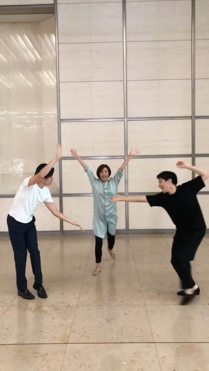 篠原光のインスタグラム：「,  あと2日で退社してしまう源太さんと思い出作り🕺 徳島さんのインスタ(@tokushima_erika )にはサビver.も！  #一緒に踊って下さいと言ったら #二つ返事でOK #どこがいいですか？と聞いたら #どこでもいいよと #どこでもいけるの？！ #器の大きさ #ということで #ジミン さん #ジョングク さん #ジン さんのところに #このトリオ好き #密接を避けるため肩は組めず🤦🏻‍♀️ #BTS #Dynamite #日テレダンス部 #NDC #NitteleDanceClub  #最近 #ゲームでもずっと踊ってる #Fortnite #最高のエモート  #青木源太 @aoki.genta  #徳島えりか #これでもみんな #練習したんです #滝のように汗かくくらい」