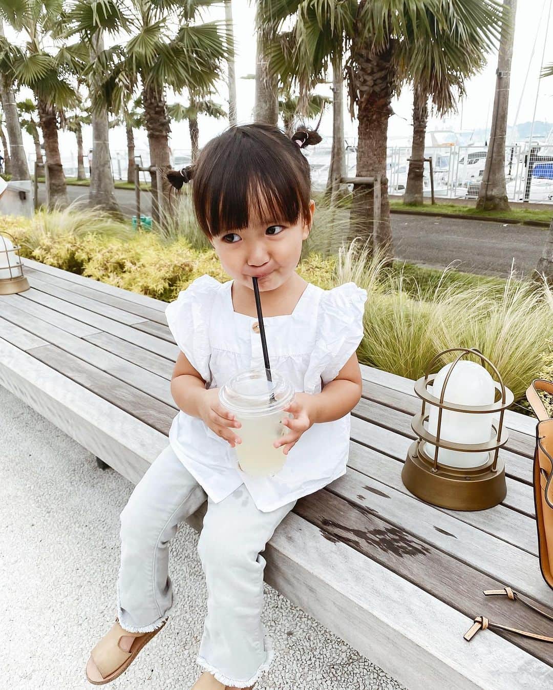 孫きょうのインスタグラム：「1.2.3.4🍋🍋🍋 スワイプしてみて🤣❤️  思った以上にレモネードがすっぱかったね。笑 この後ガムシロ入れて美味しかった✌🏽  着いたらマリブファームのランチ終っちゃってた日… リベンジしよう🌴  #逗子マリーナ #逗子 #3歳 #顔芸 #zara #zarakids」