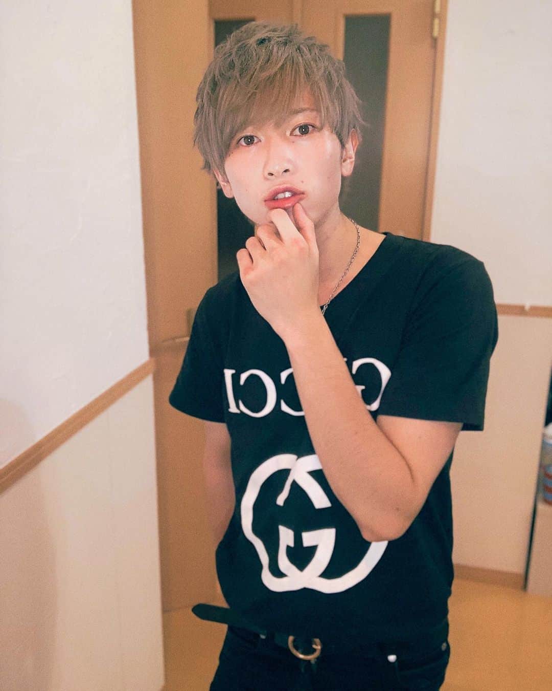 岡田鷹斗のインスタグラム：「New ヘアー ミルクベージュ。 ・ ・ ・ 自撮り大会してみたー  #自撮り　#美容室　#newhair #イケメン　#gucci  #顔タイプ診断  #顔面国宝　#アイドル」