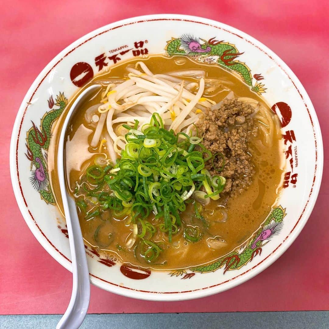 青木泰寛のインスタグラム：「念願の #天下一品 の #味噌ラーメン 食べました。  僕はこってりも大好きだけど 味噌もたまんないな！！  #ラーメン #麺スタグラム」